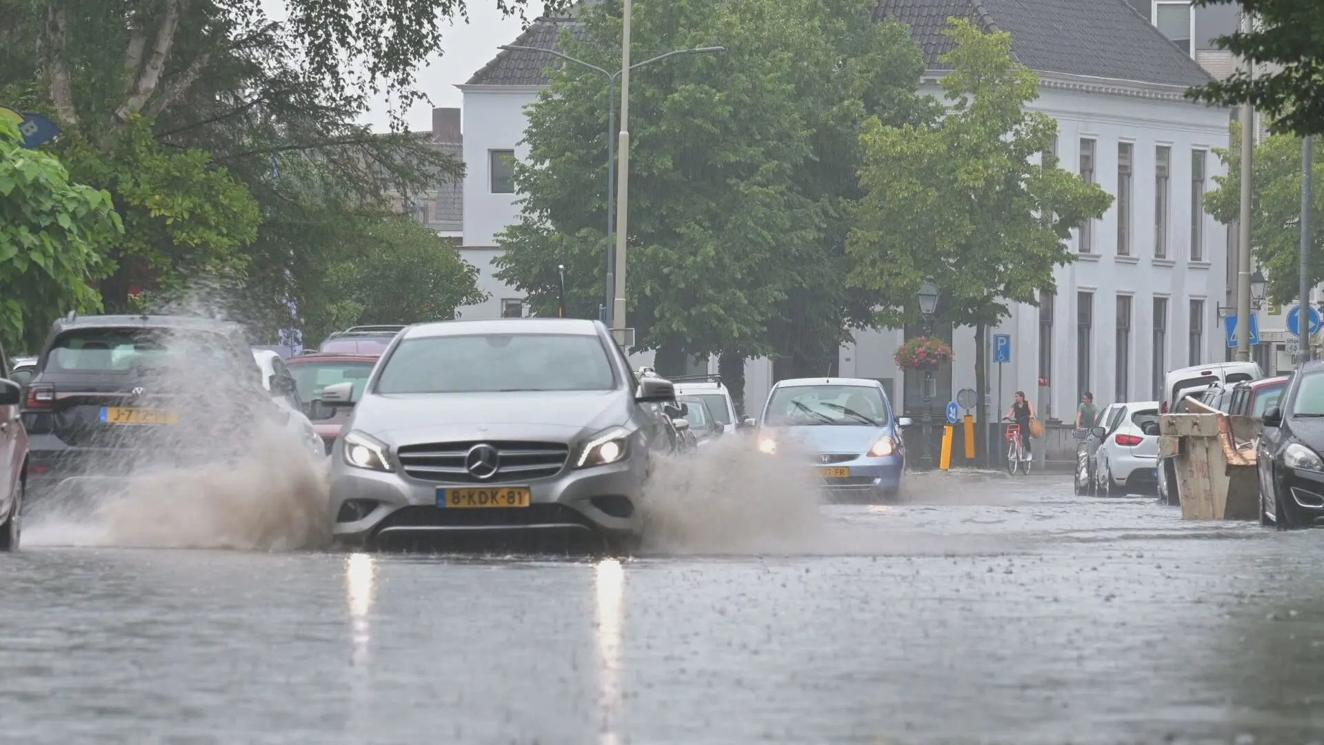 Noodweer teistert delen van het land: 'Met de boot naar werk'