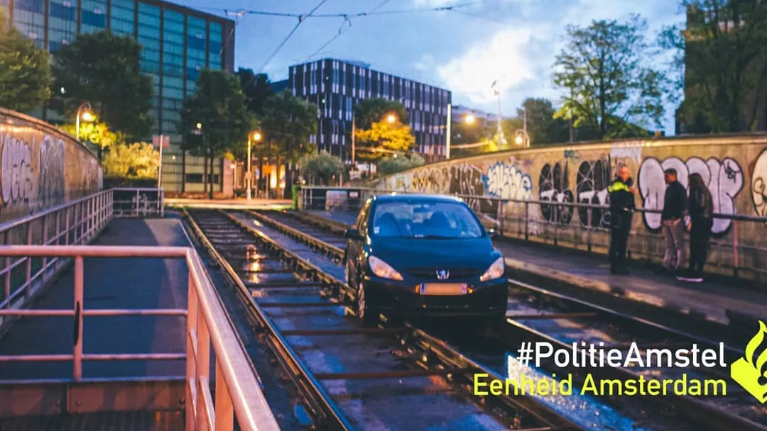 Franse toerist vestigt 'olympisch record' trambaanrijden met auto in Amsterdam