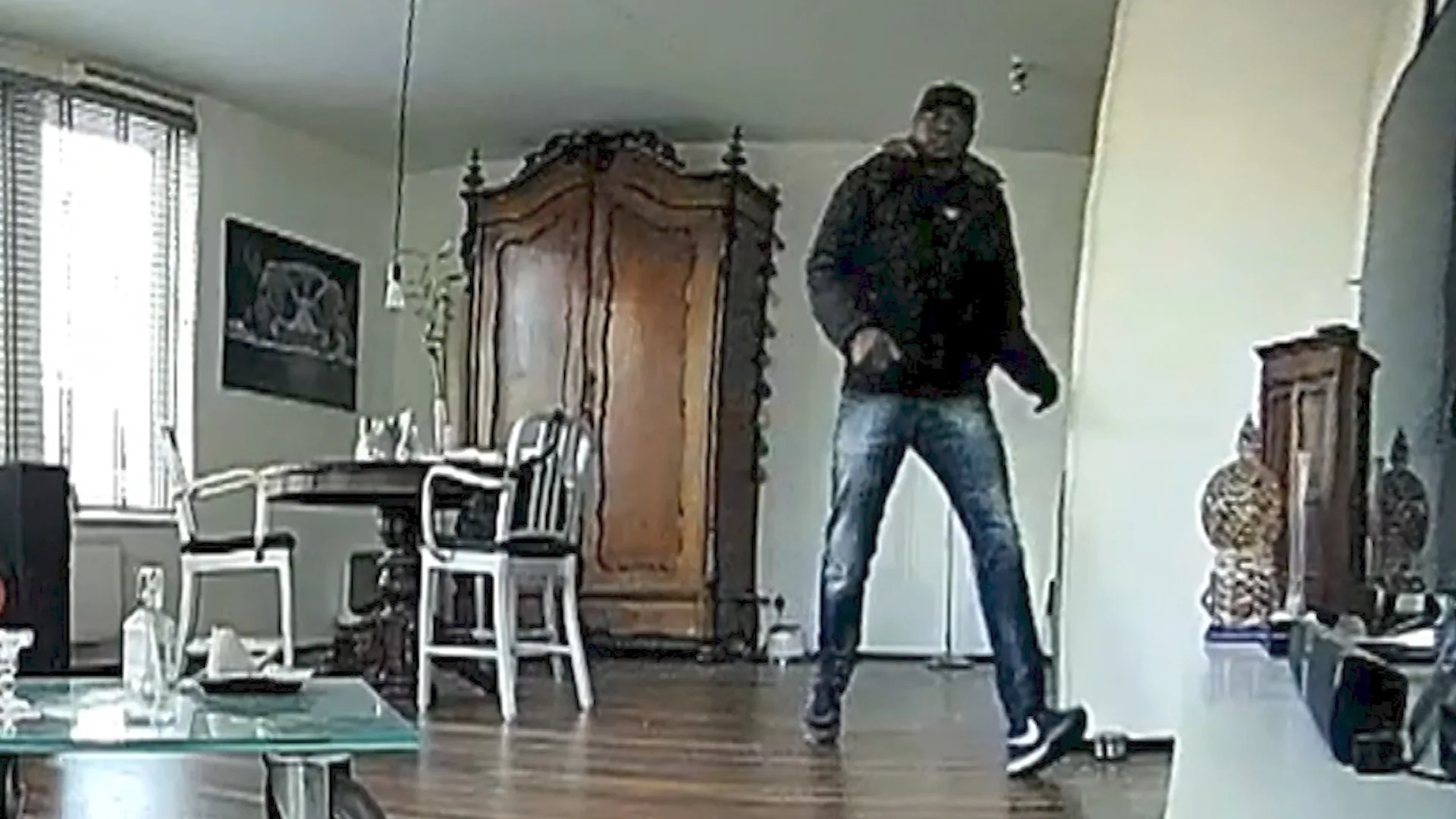 Bizar: Henk ziet live op zijn telefoon hoe een inbreker zijn huis doorzoekt