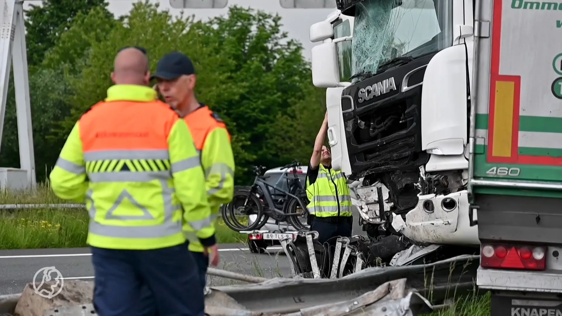Vrachtwagenchauffeur overlijdt na ernstig ongeval op A15