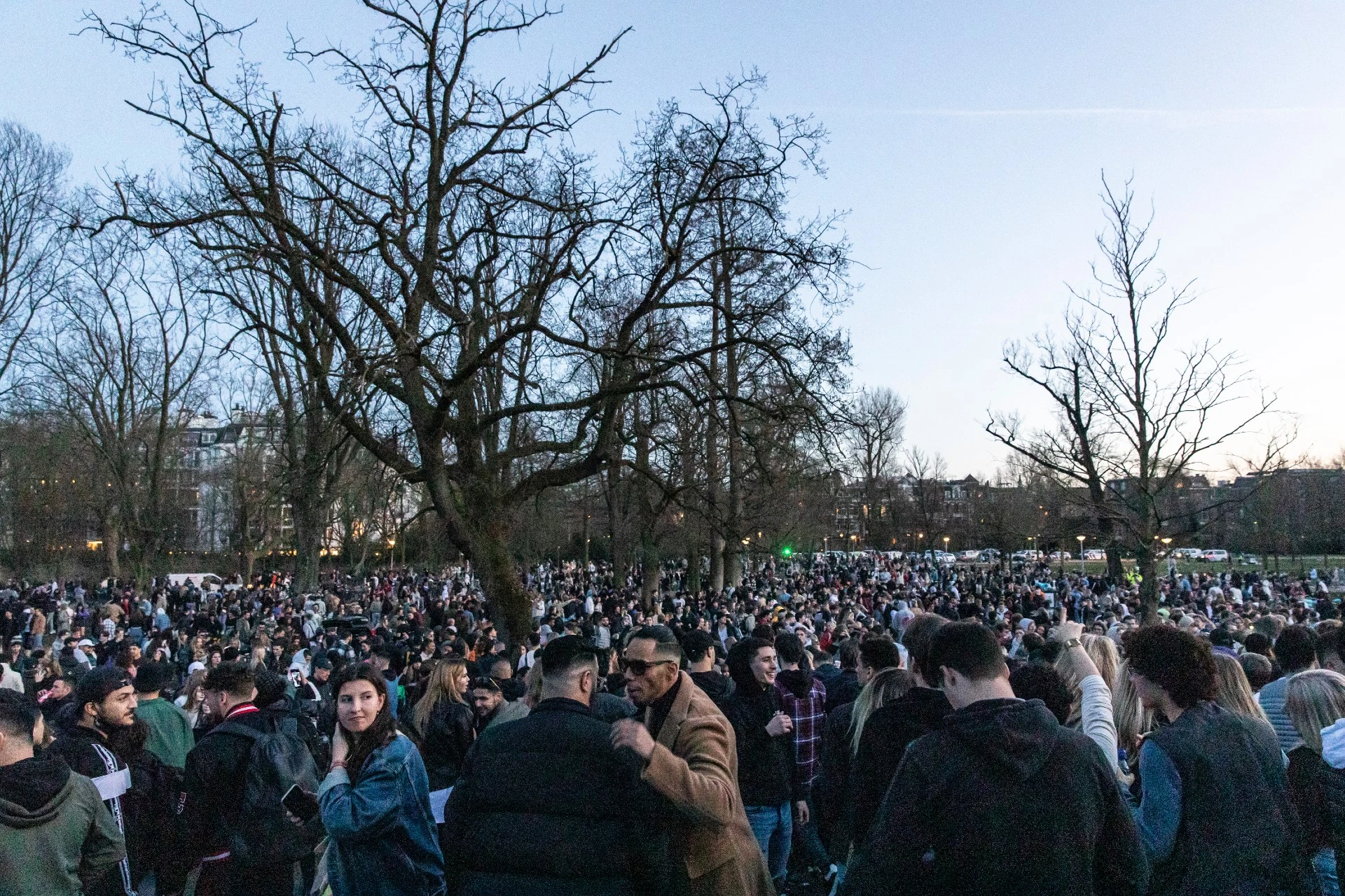 Gemeente Amsterdam sluit zijingangen Vondelpark tegen uitzonderlijke drukte