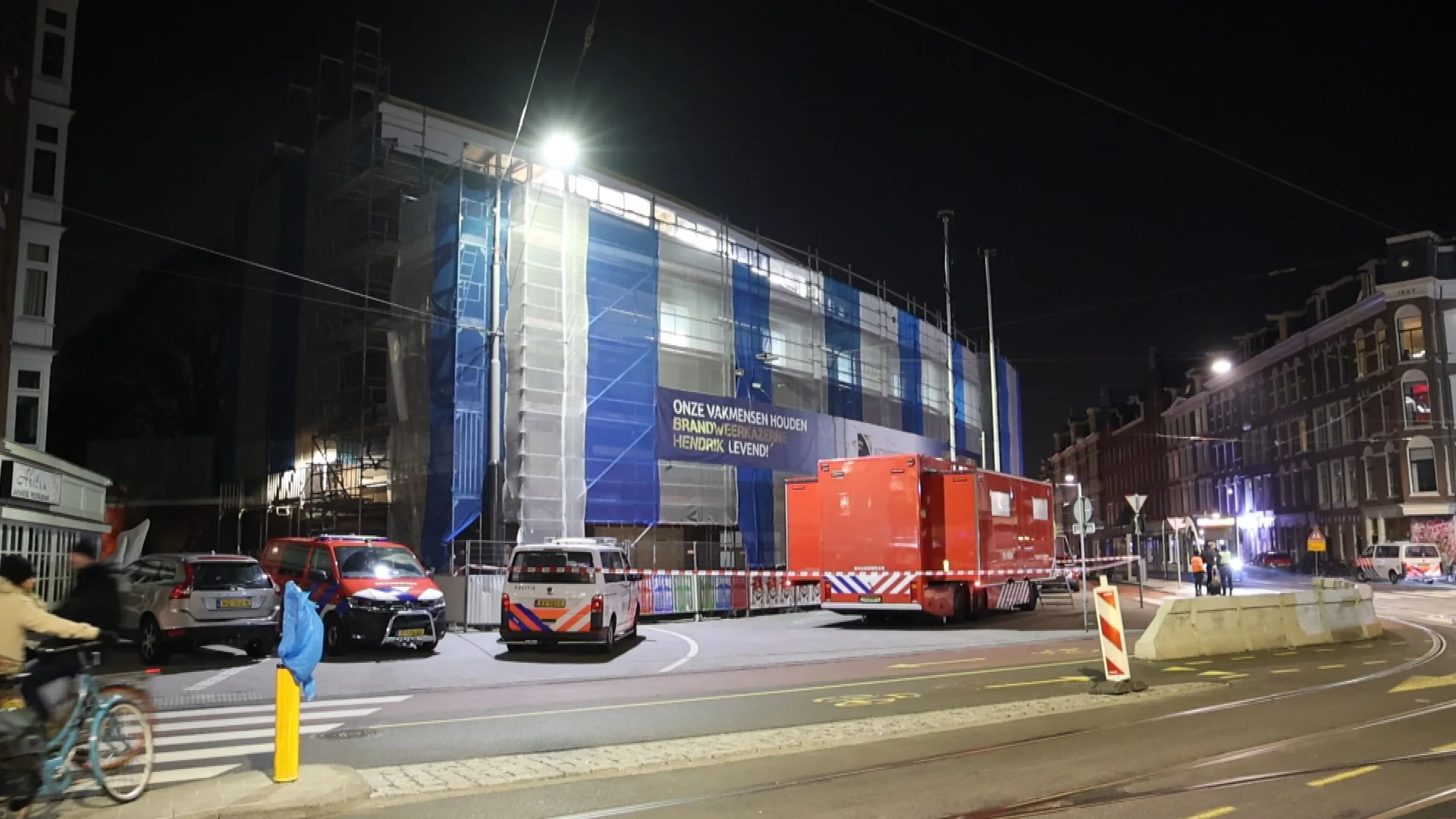 Bewoners geëvacueerd na beschadiging kabels en waterleiding in Amsterdam