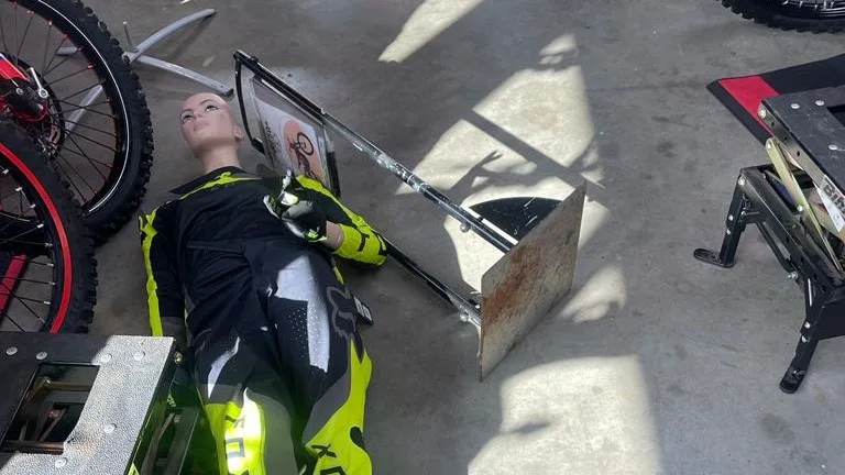 René en Martine ontdaan: inbrekers houden huis in hun motorsportwinkel