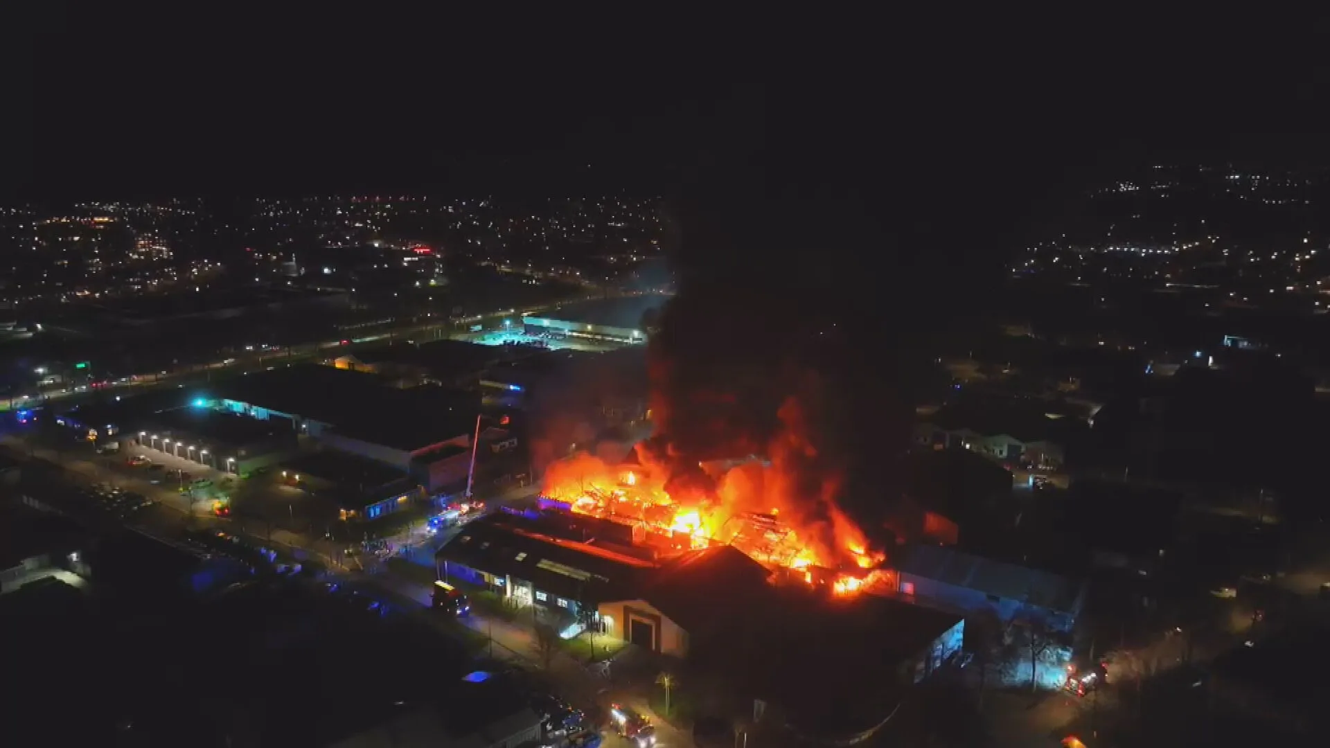 Brand bij polyesterbedrijf in Medemblik onder controle, asbest in omgeving gevonden