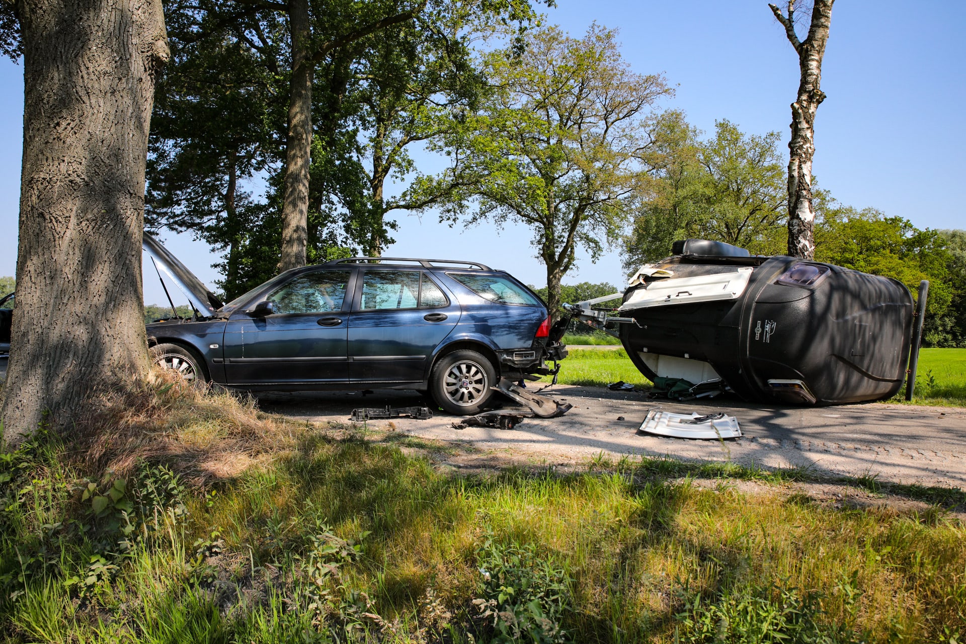 Twee gewonden bij ongeluk in Laren: paardentrailer kantelt na klap