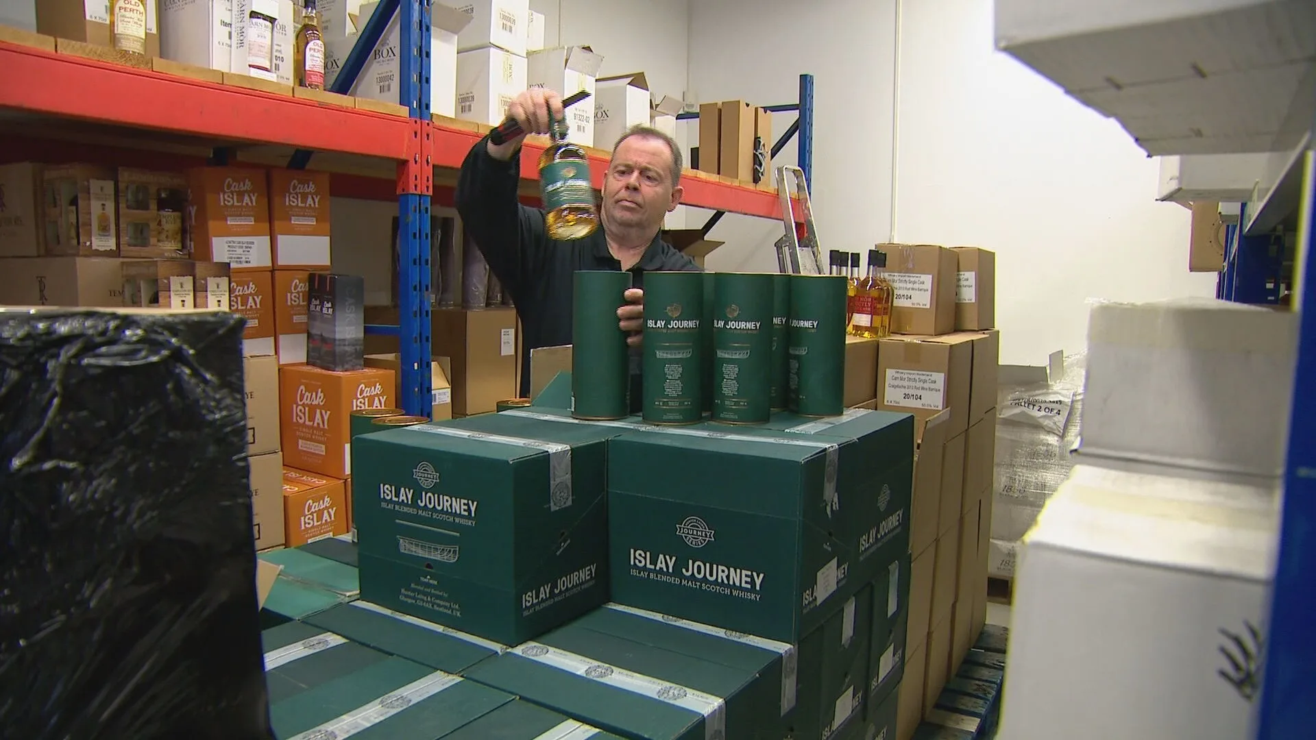 Nederlandse whisky-importeur voorbereid op brexit: 'We hebben tienduizenden flessen ingeslagen'