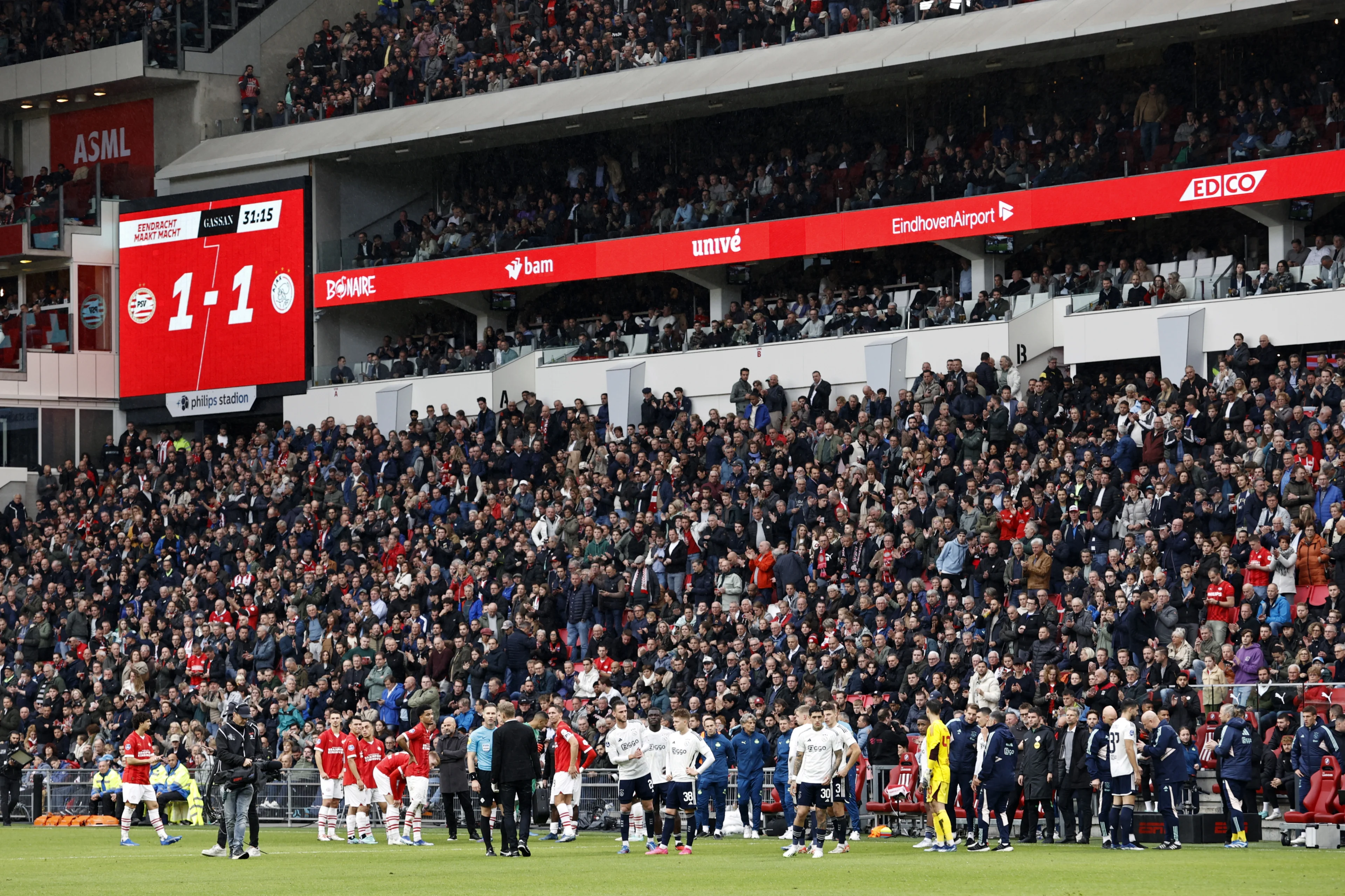 Ajacied Bas reanimeert onwel geworden PSV'er Jason