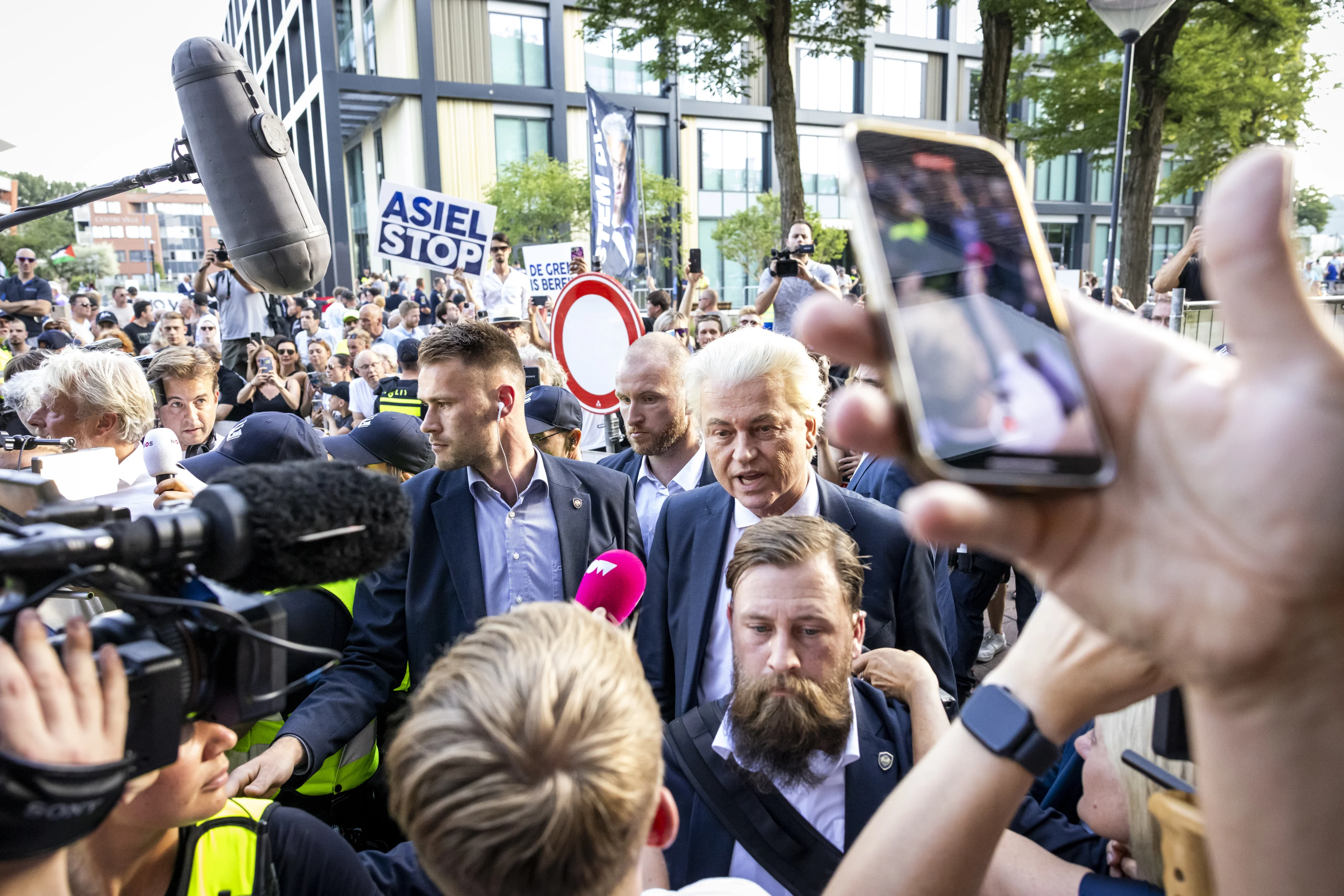 Wilders en Baudet bij protest tegen asielzoekers in Helmond 