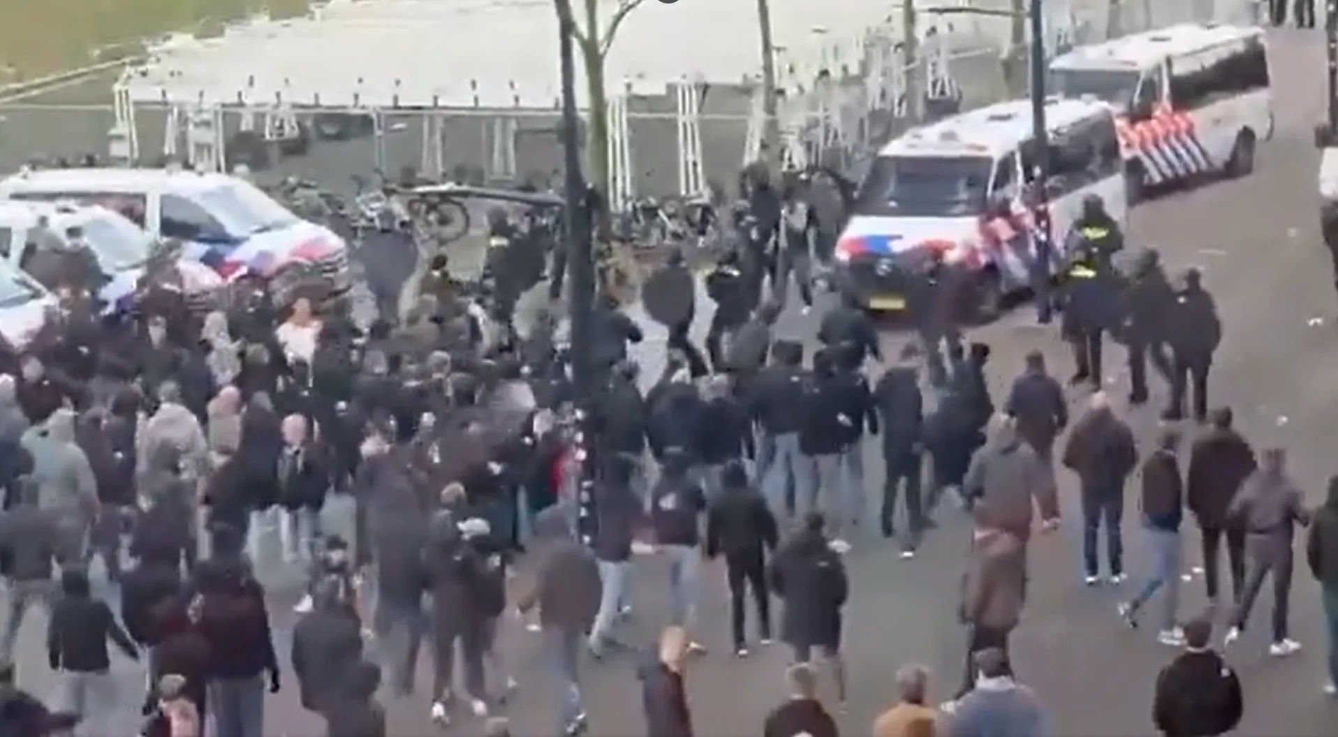 Grimmige taferelen na wedstrijd Twente - Utrecht, drie aanhoudingen