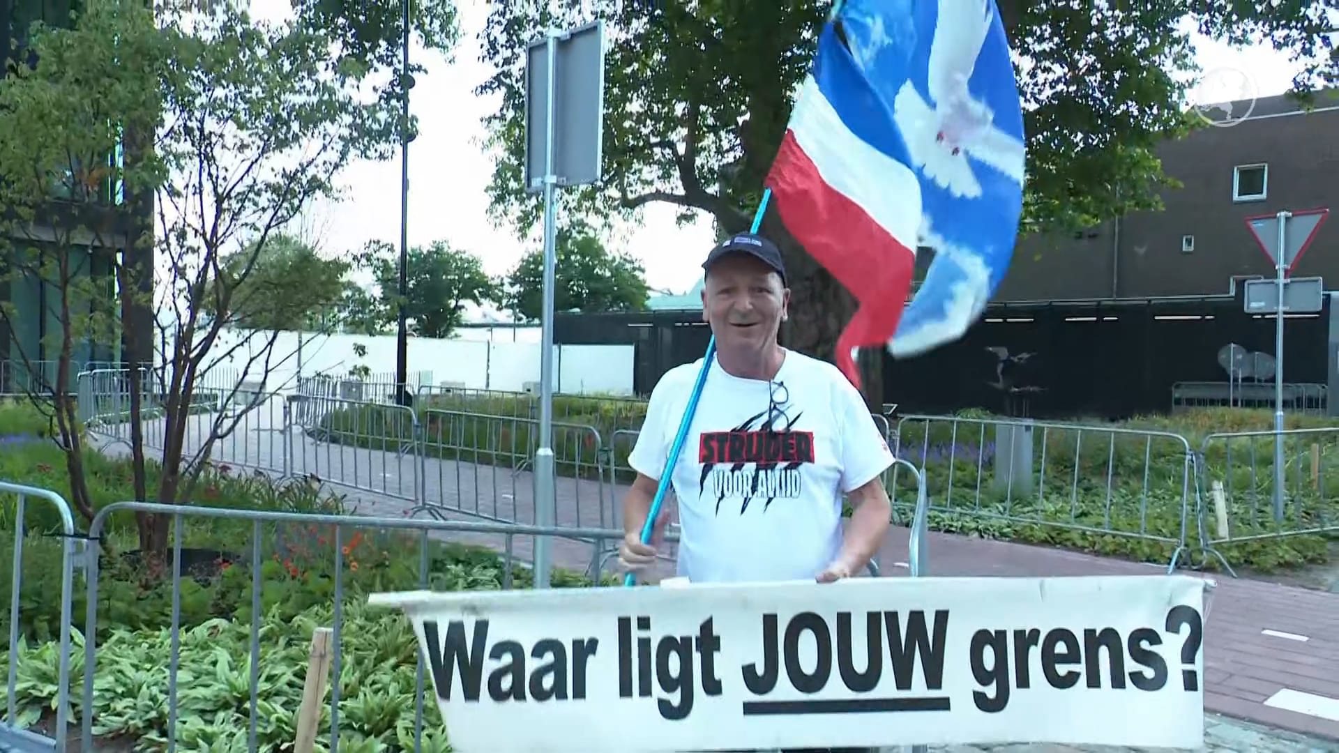 Honderden in Helmond op de been tegen azc voor minderjarigen