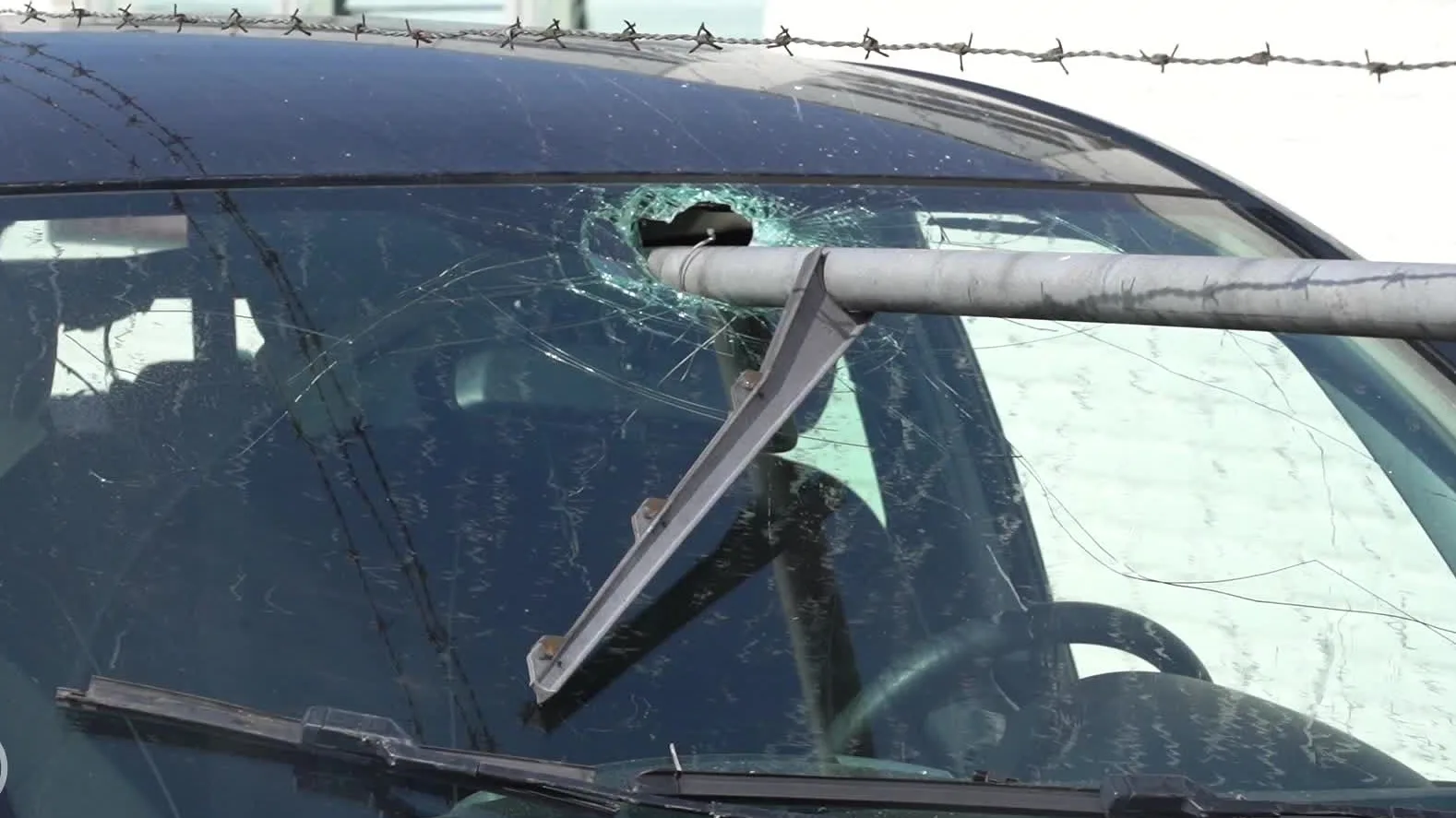 Automobiliste bijna gespietst door buis bij bizar parkeerongeluk