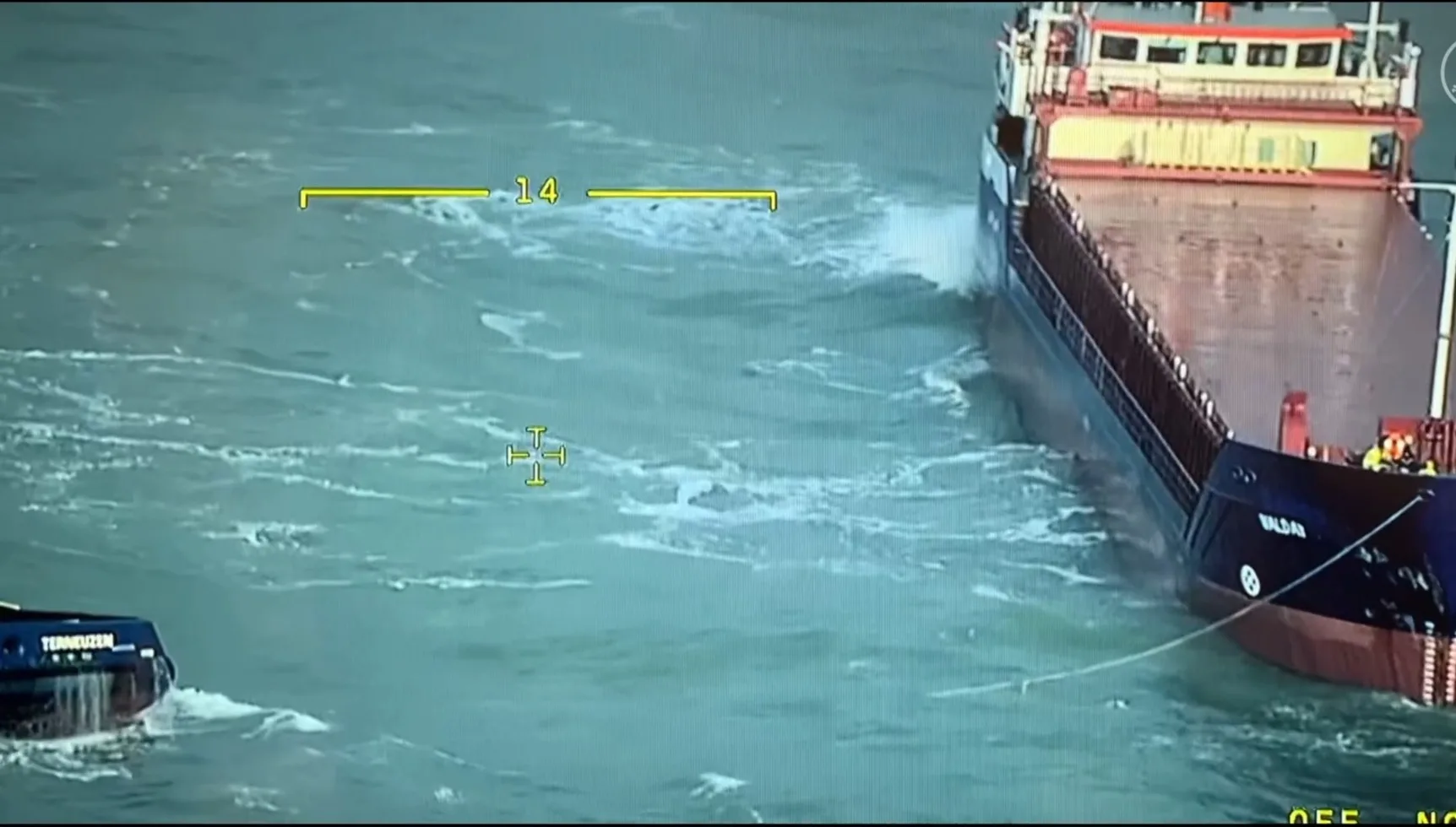 Reddingsactie op Noordzee: sleepverbinding gemaakt met stuurloos vrachtschip