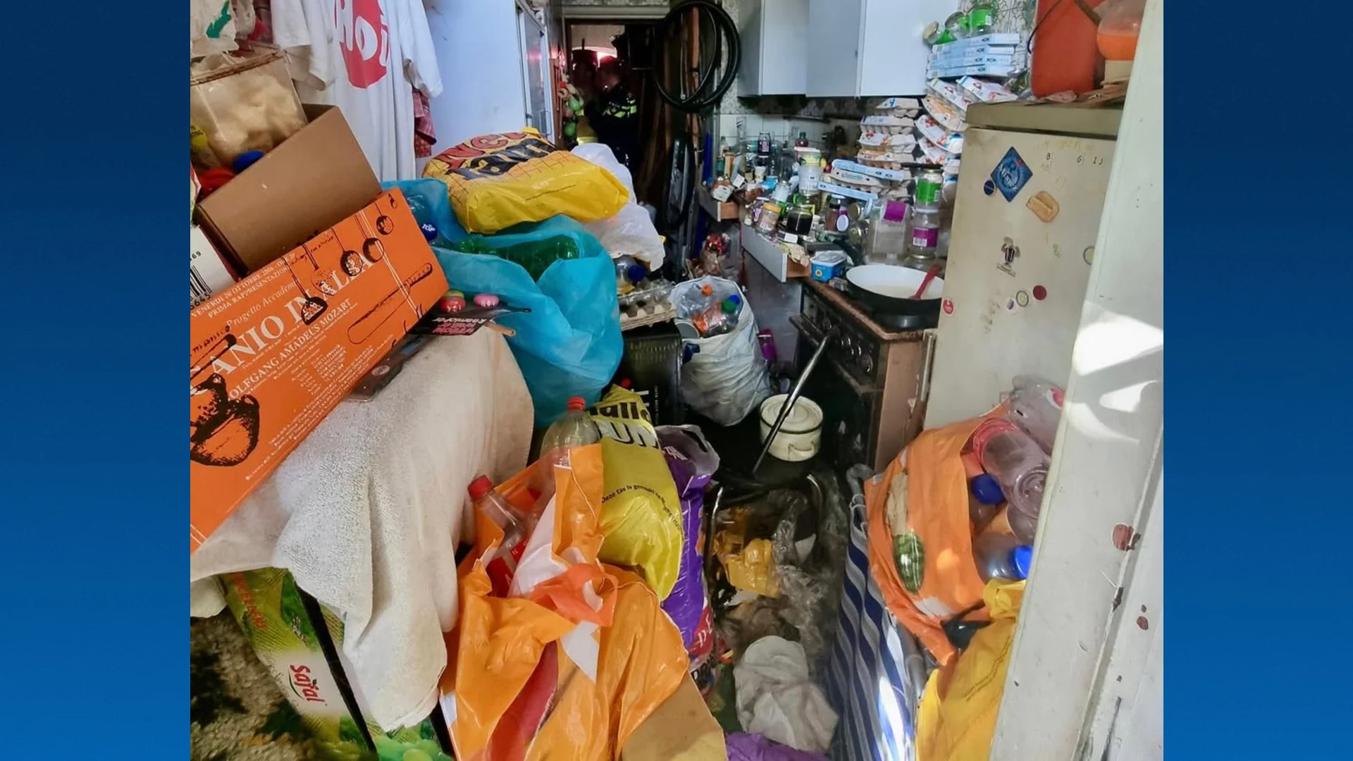 Man ligt hulpeloos tussen enorme rommel in Den Bosch, brandweer breekt muur open