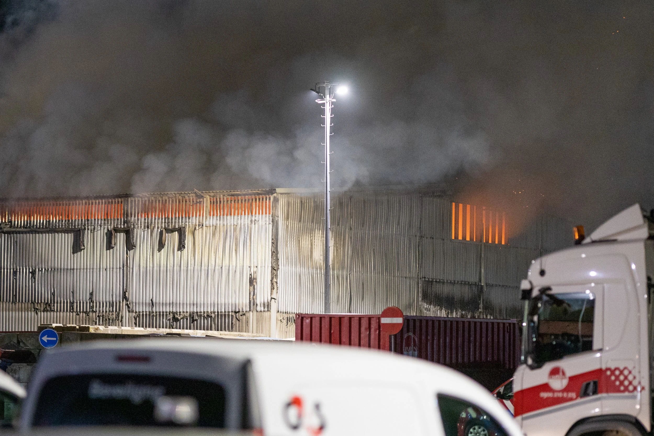 Loods verwoest door brand op vuilstort in Leeuwarden