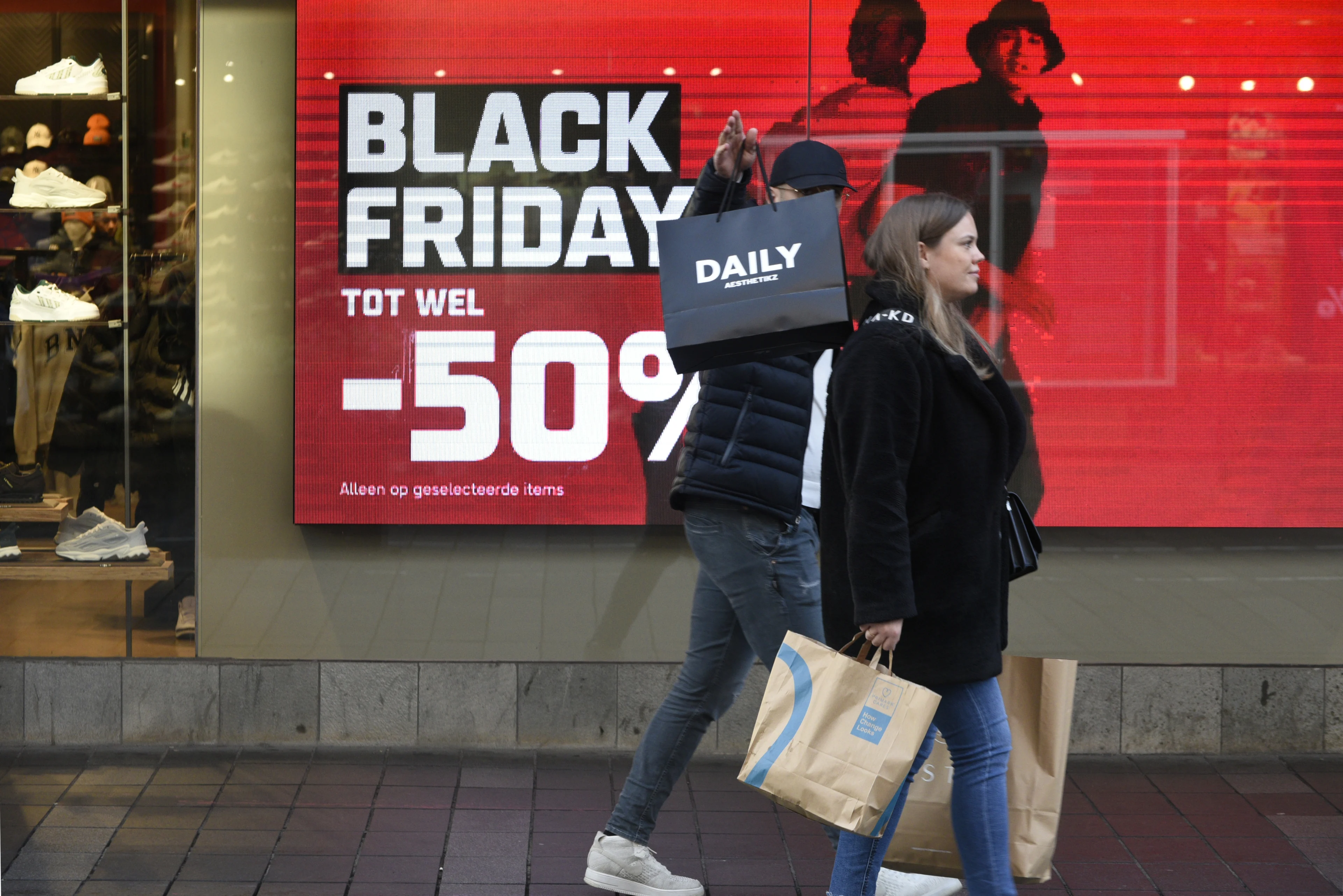 Slechts een kwart van Nederland shopt tijdens Black Friday: 'Je wordt belazerd'