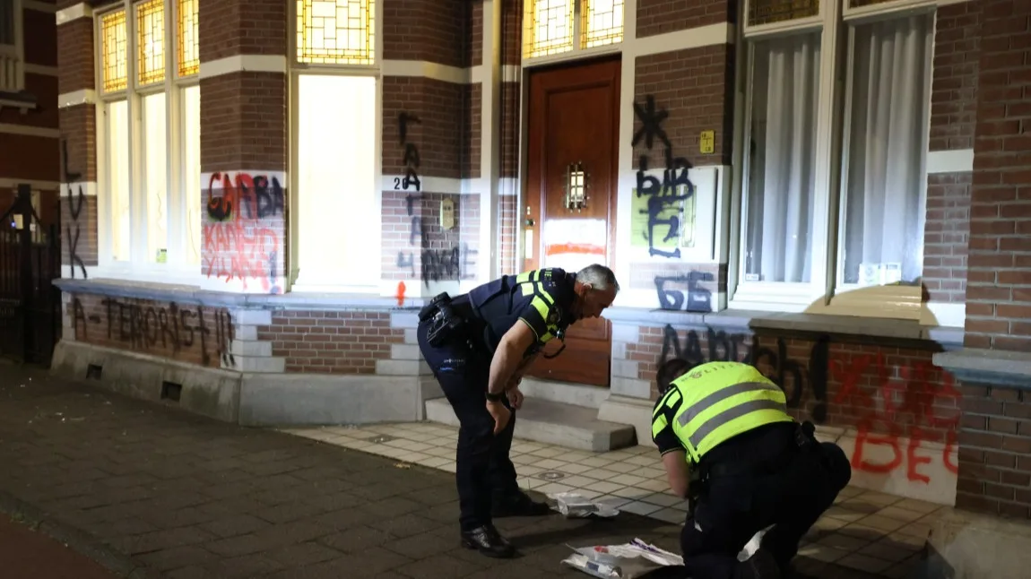 Leuzen op muur van ambassade Wit-Rusland geschreven en ruiten ingegooid