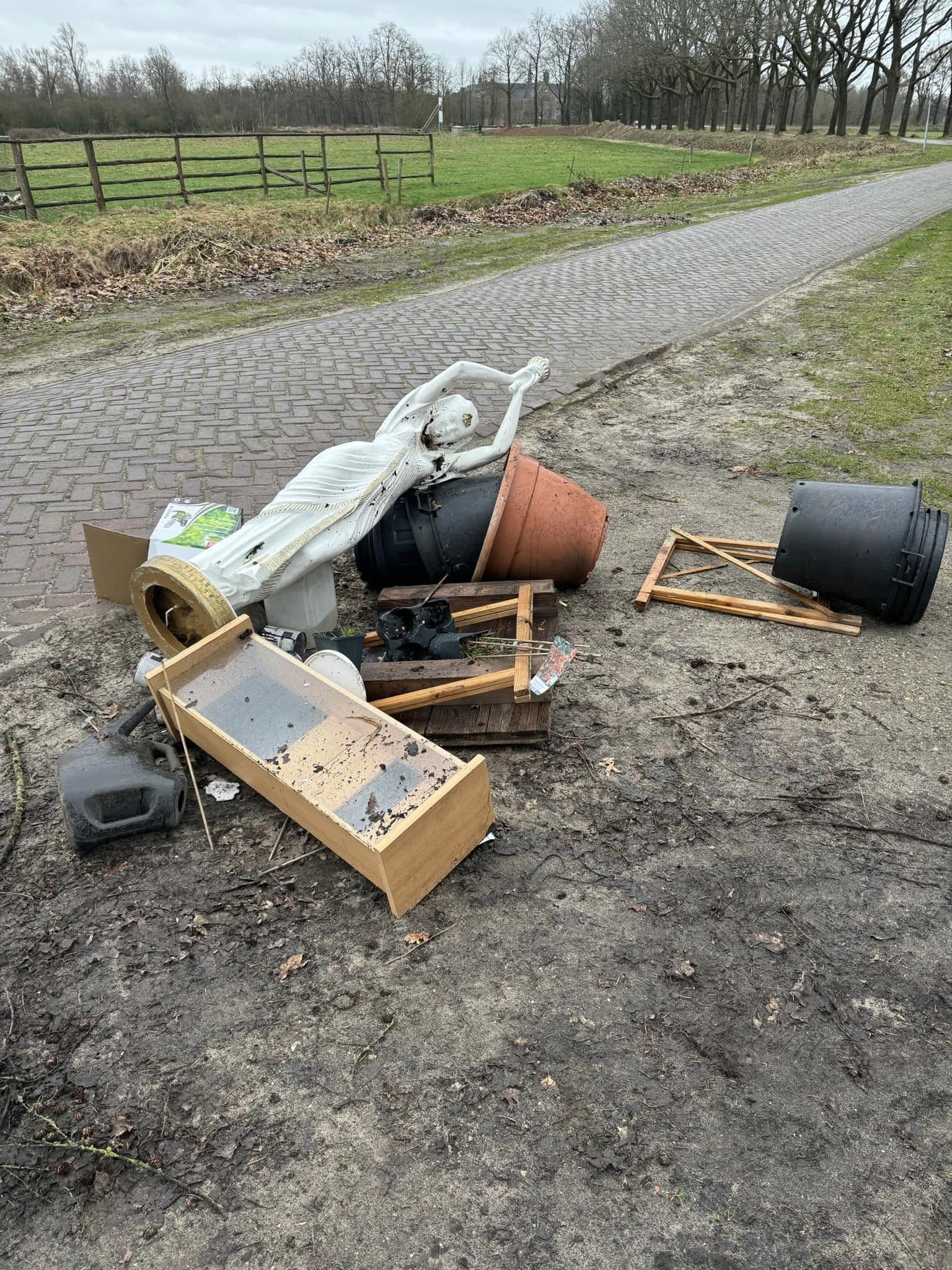 Man vindt dode pasgeboren puppy en vogel in enorme berg afval Valkenswaard