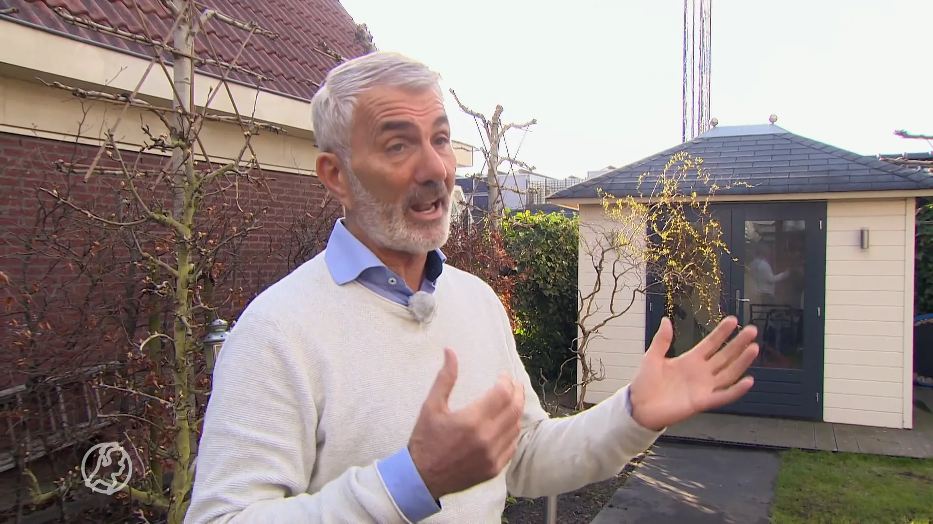 Heiloose buurt is geknakte zendmast tussen woningen zat