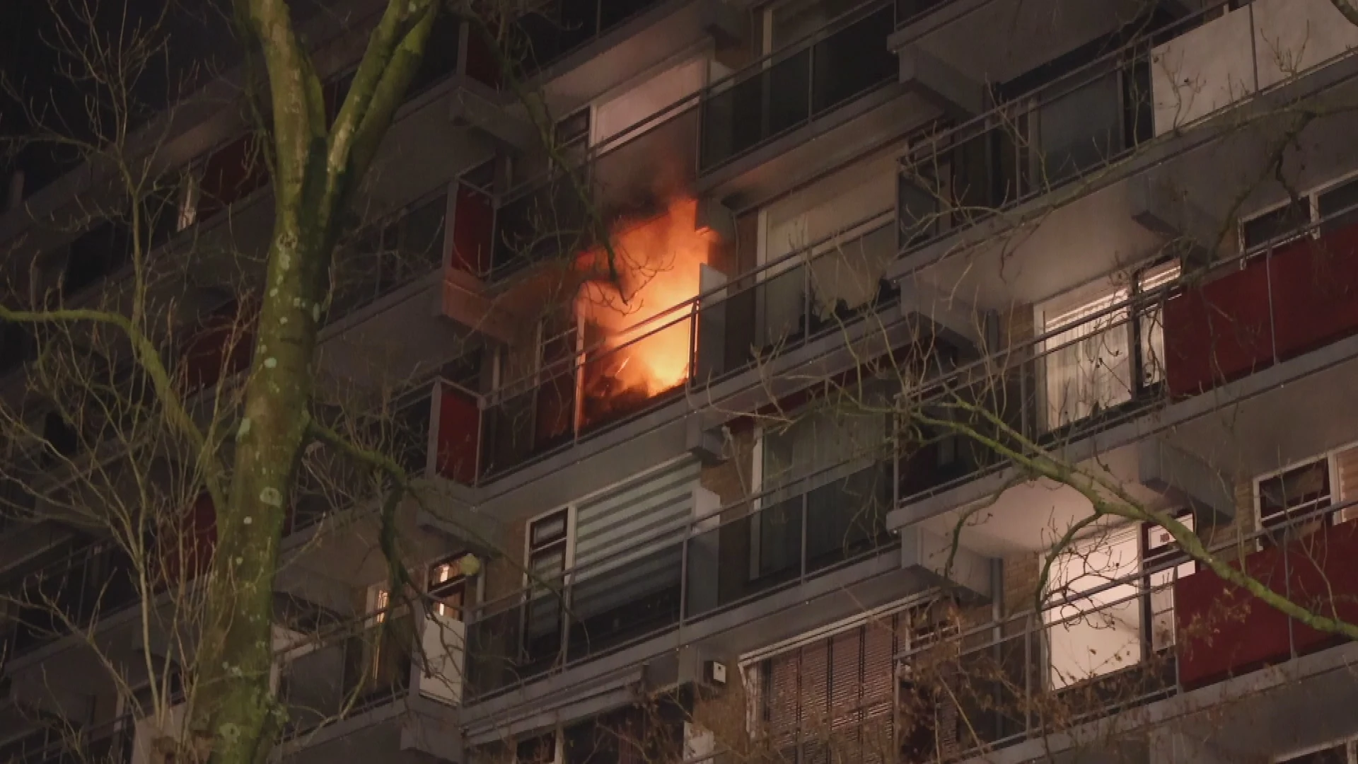 Bewoners flat Gouda naar het ziekenhuis na uitslaande brand