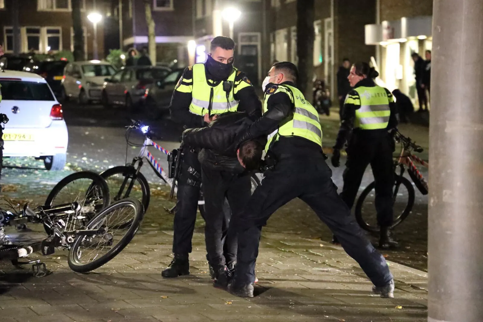 Politie in actie tegen jongeren die illegaal vuurwerk afsteken op Urk en in Arnhem
