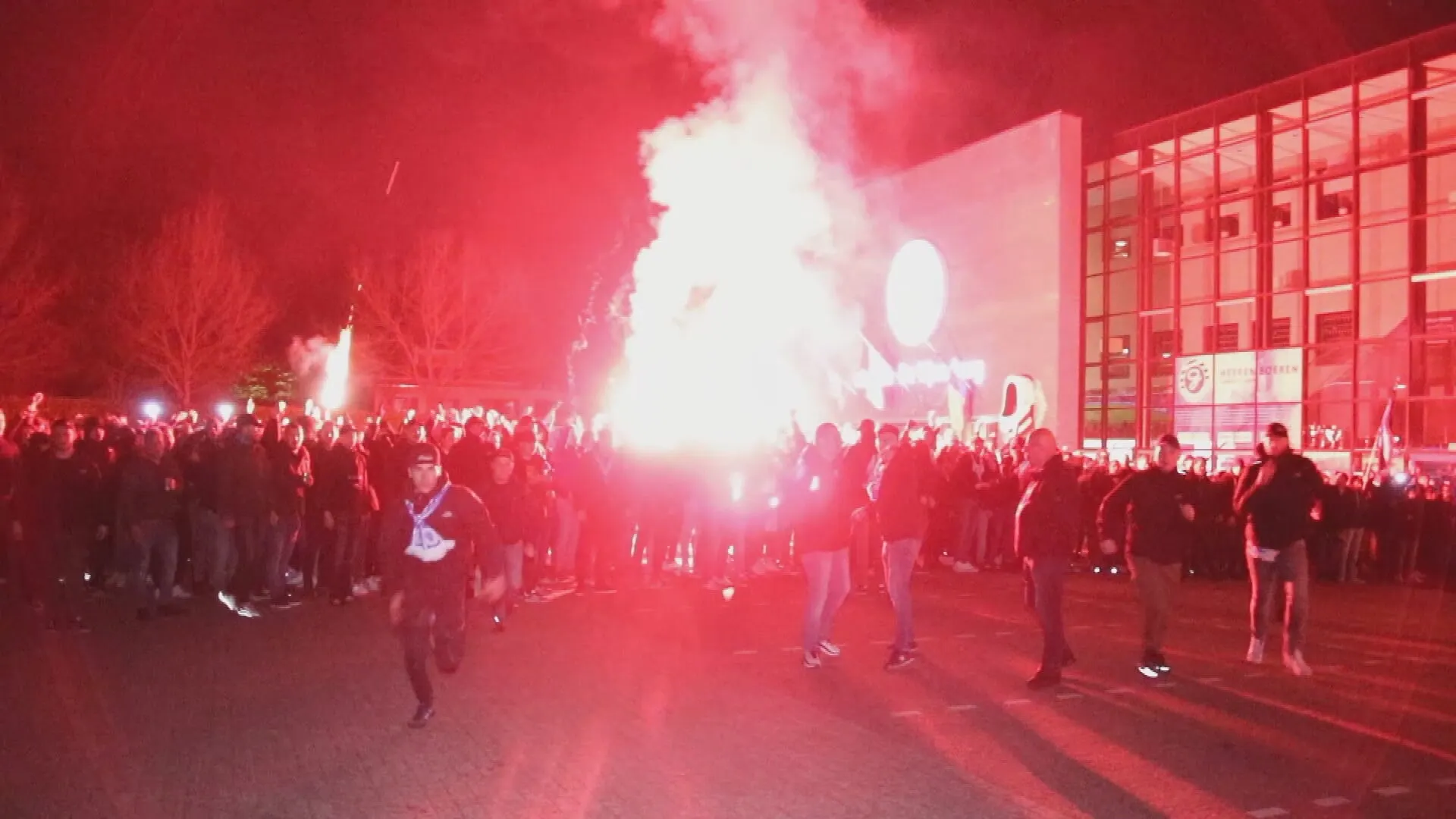 Journalisten belaagd door Graafschap-supporters, persfotograaf krijgt klappen