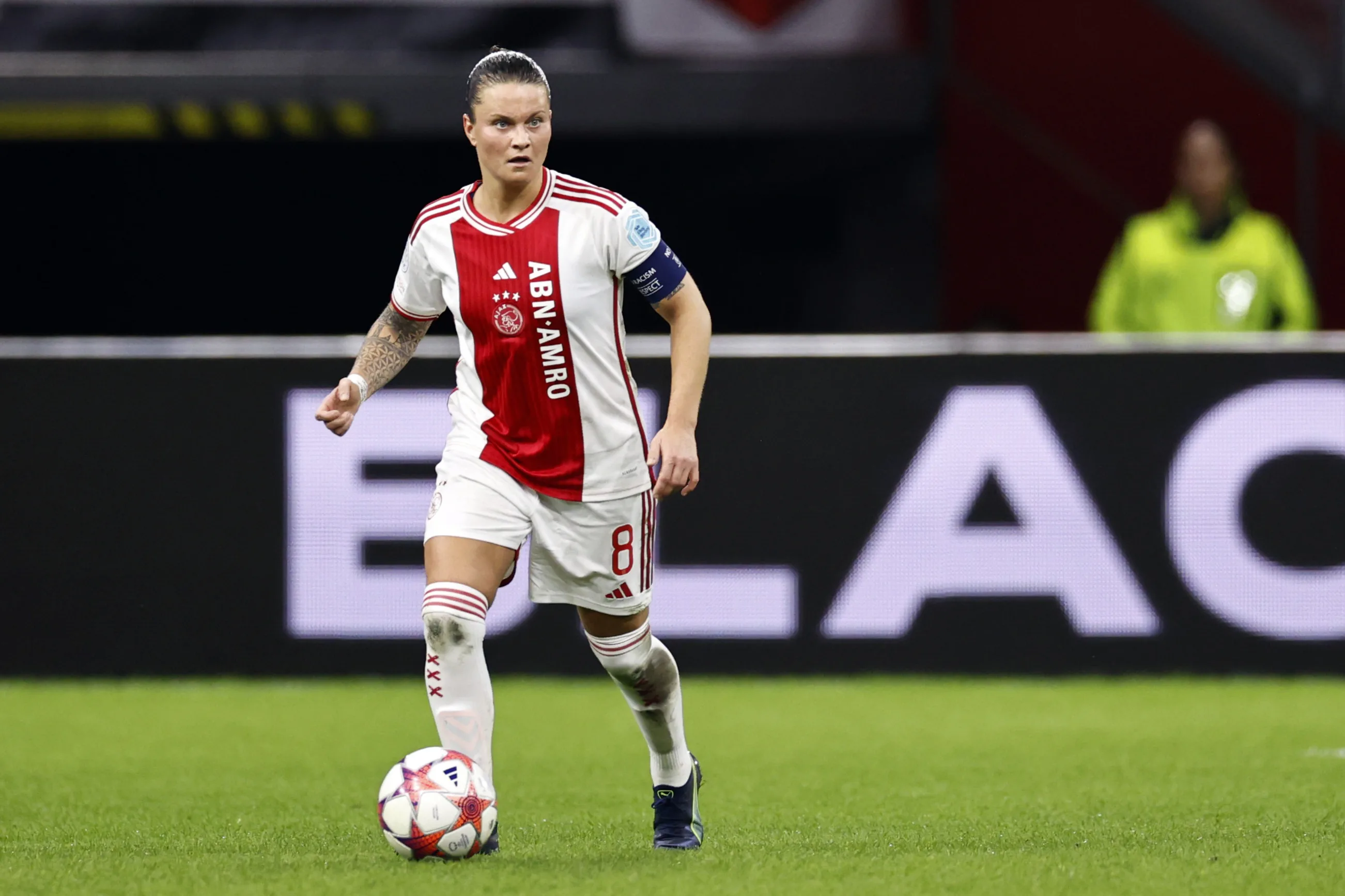 ZIEN: Sherida Spitse scoort wereldgoal vanaf middenlijn