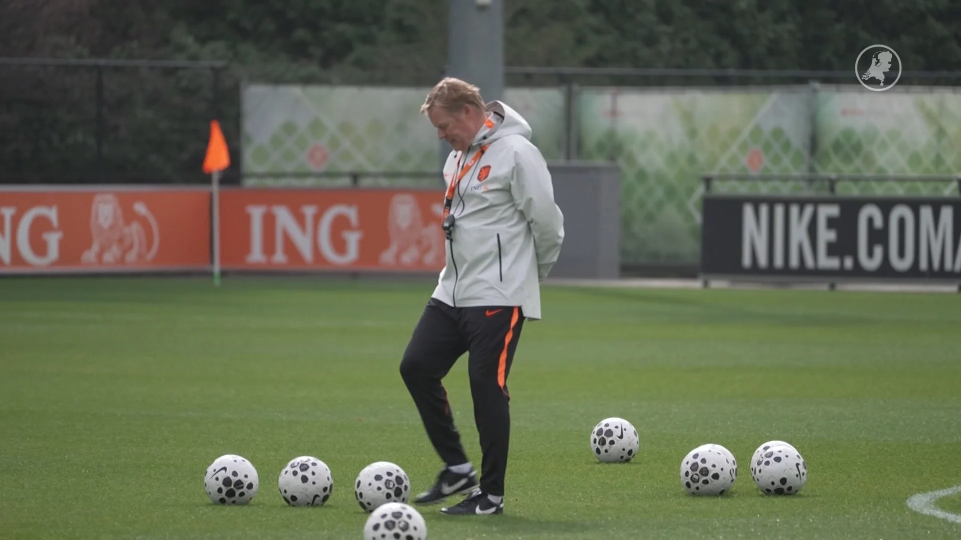 KNVB in gesprek met buitenlandse trainers voor bondscoachschap