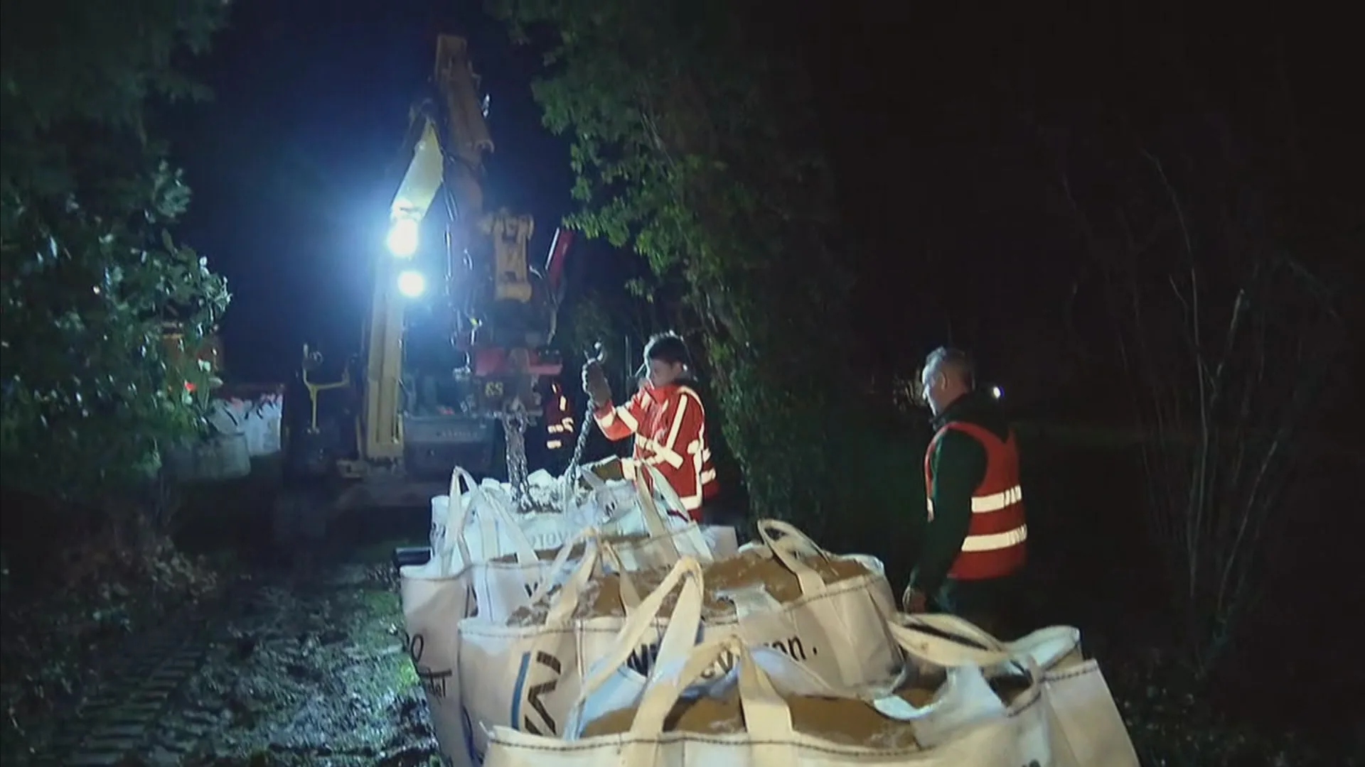 Rivier de Roer treedt buiten haar oevers, kasteelheer John vreest het ergste