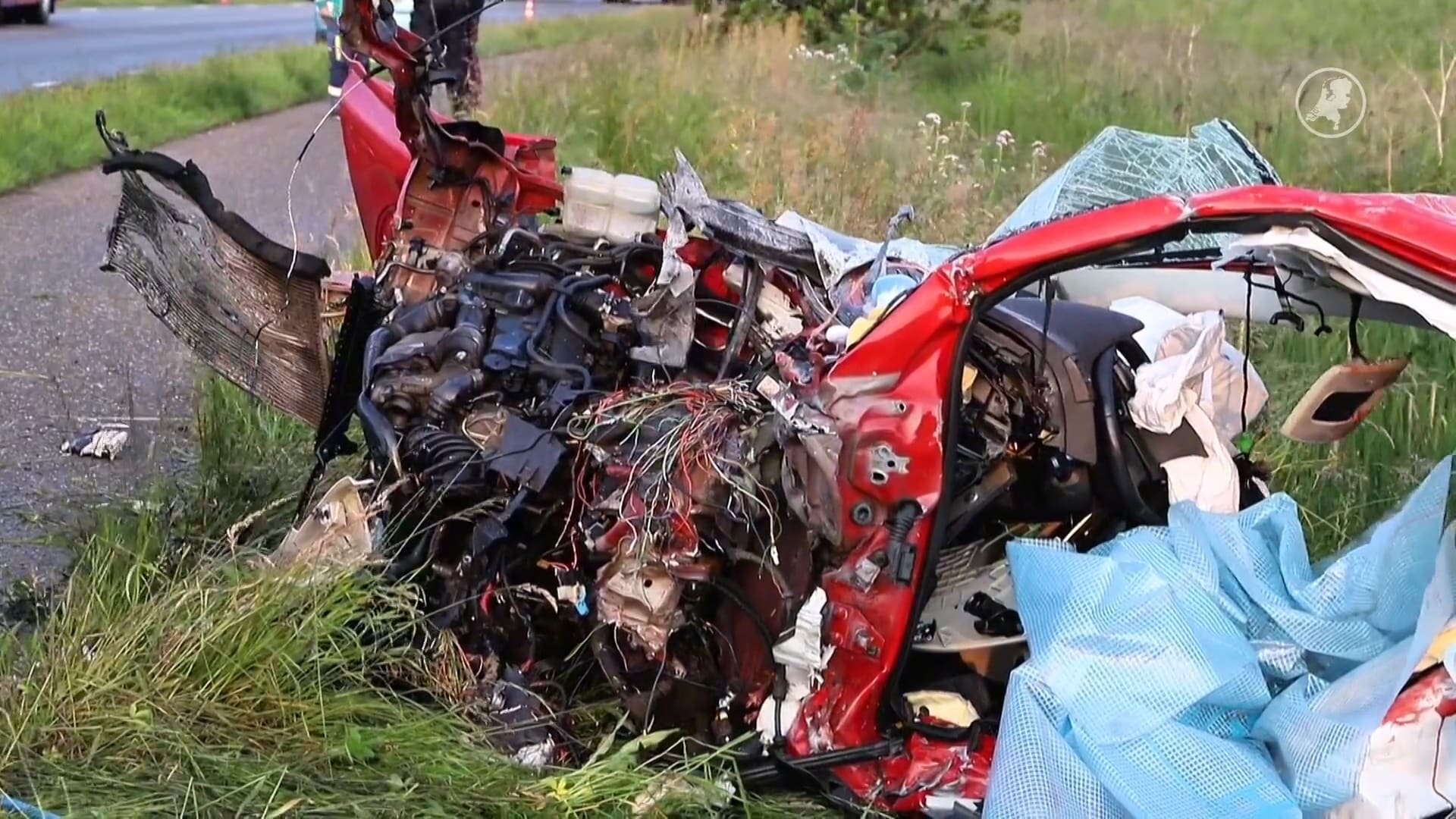 Automobilist naar ziekenhuis na botsing me vrachtwagen in Boven Leeuwen