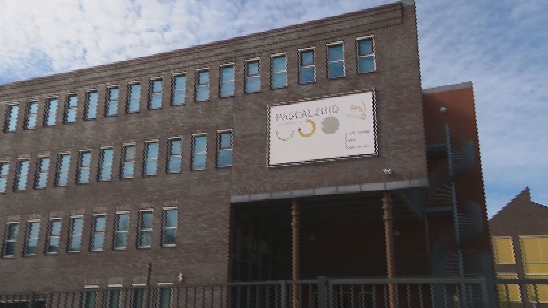 Minderjarige jongen opgepakt om doodsbedreigingen Zaanse school