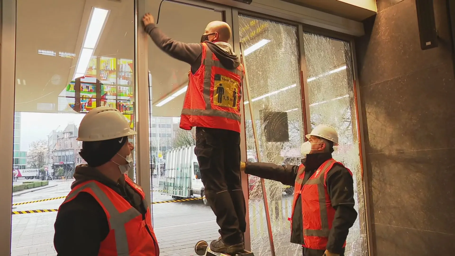 Glazenmakers aan de bak na rellen Eindhoven: 'Halve ton aan glasschade'