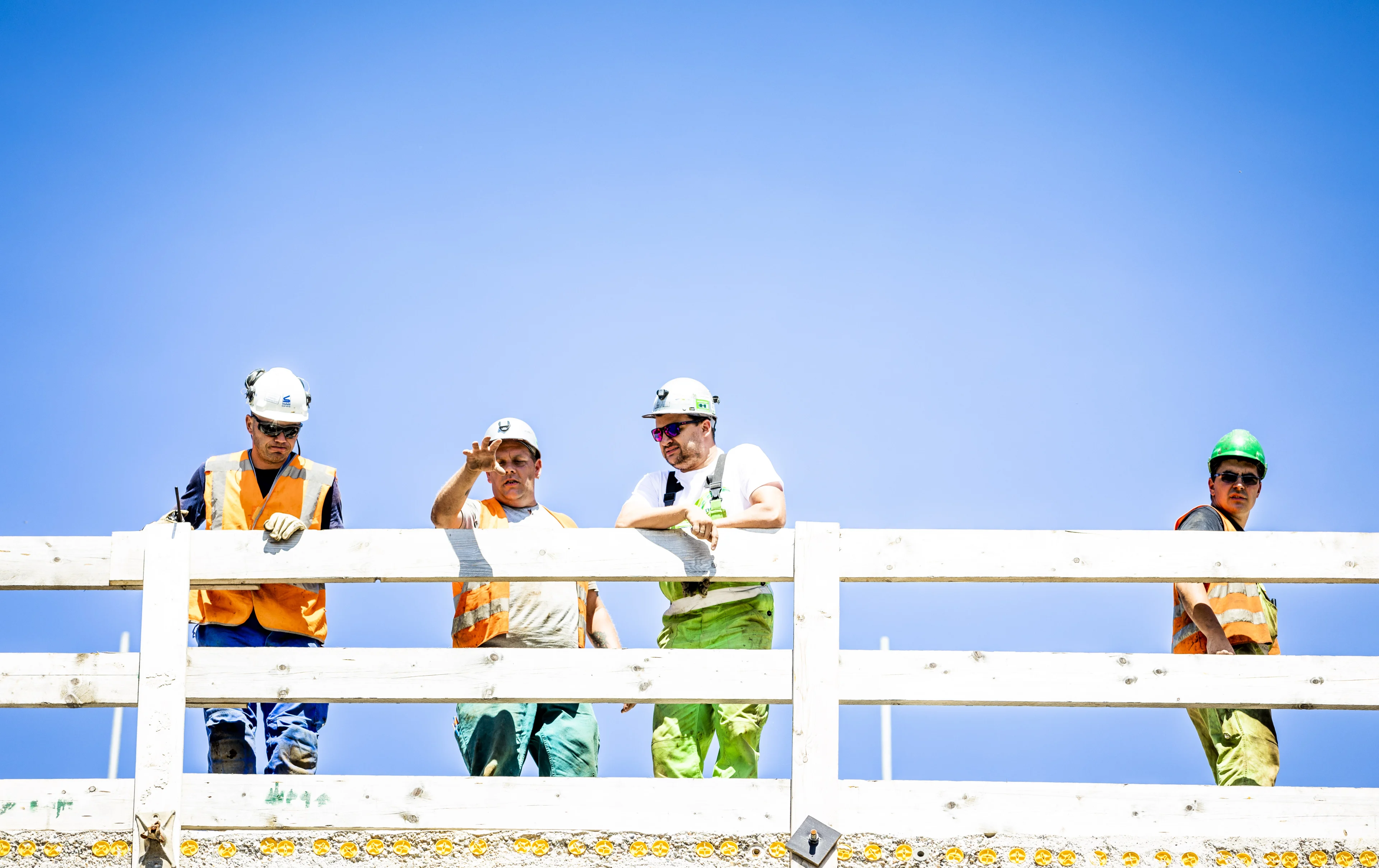 Water, koelvesten en ventilatoren voor bouwvakkers in strijd tegen hitte