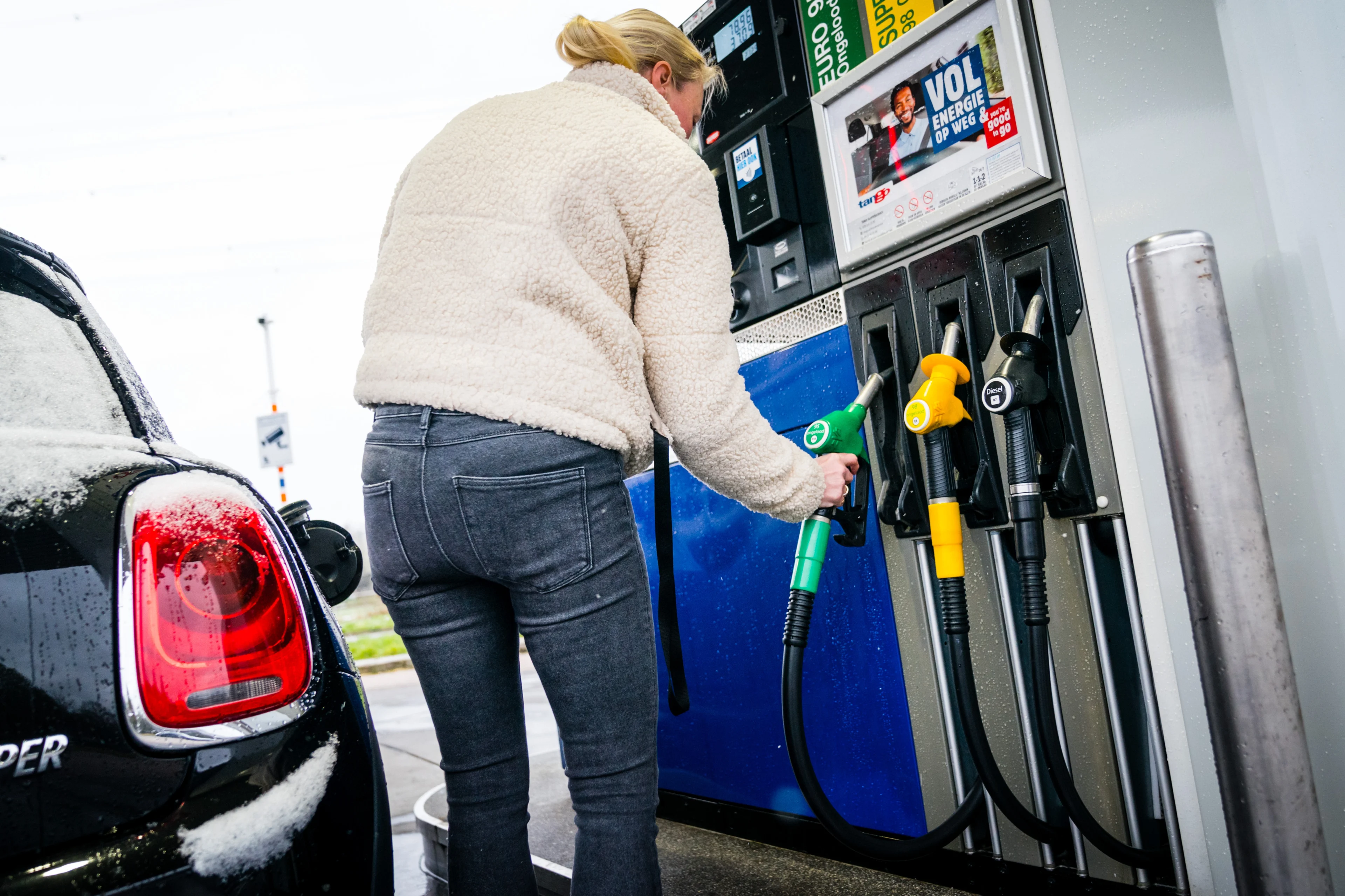 Straks minder kwijt aan de pomp? Kabinet wil accijnsverlaging verlengen