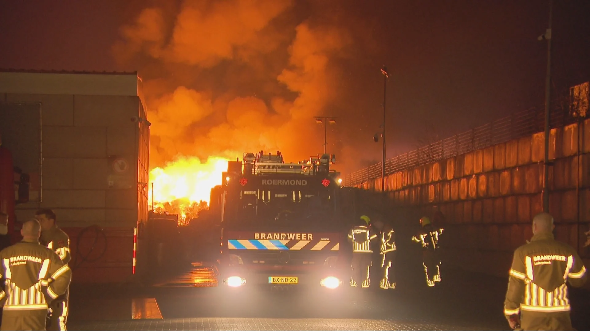 Grote brand bij metaalrecyclingbedrijf in Swalmen, brandweer massaal ter plaatse