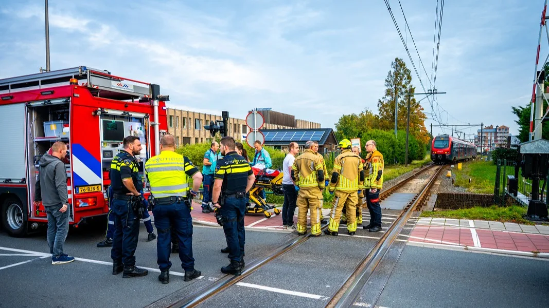 Fietser aangereden door trein in Boskoop, gewond naar het ziekenhuis gebracht