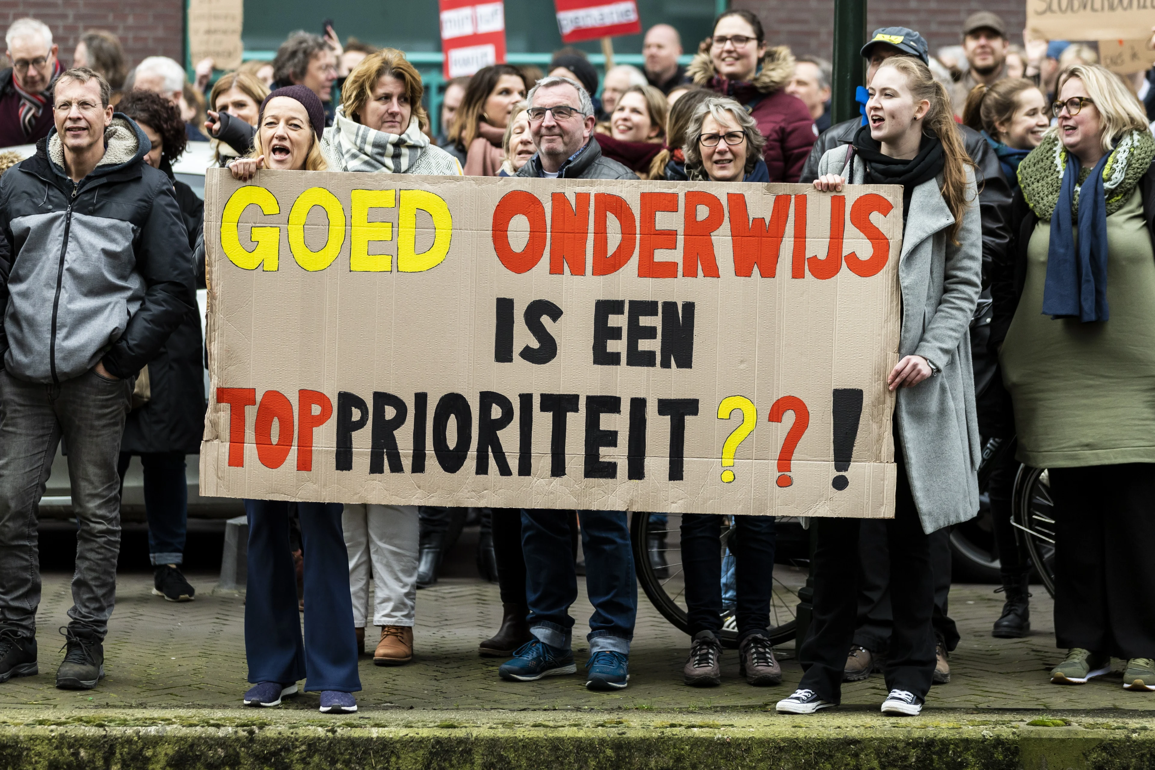 Studenten en docenten starten estafettestaking tegen bezuinigingen
