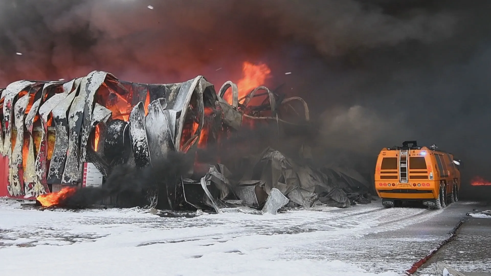 Hoogwerker brandweer hapert bij grote brand in Hapert en sneuvelt