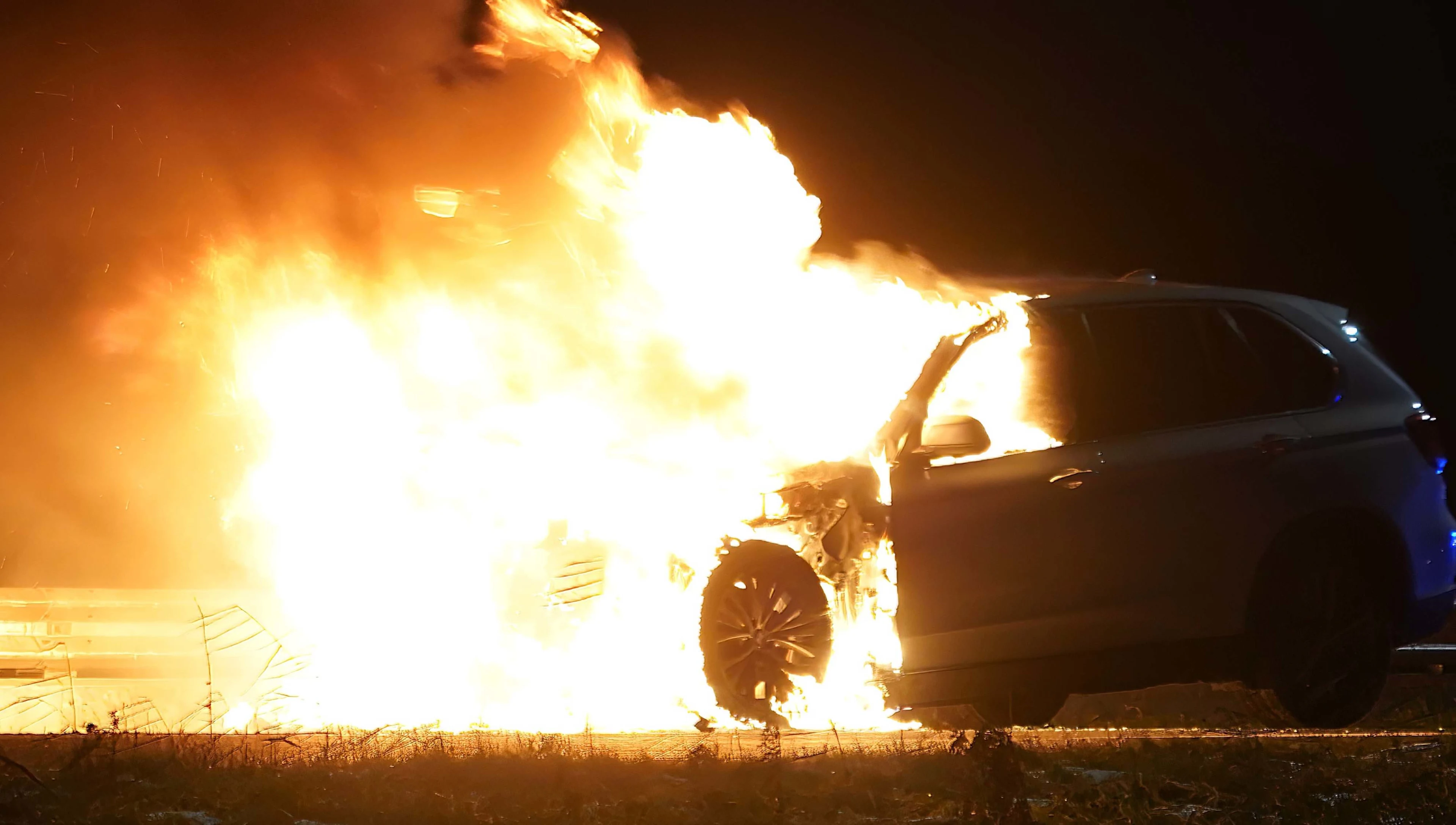 Metershoge vlammen als auto in brand vliegt op snelweg