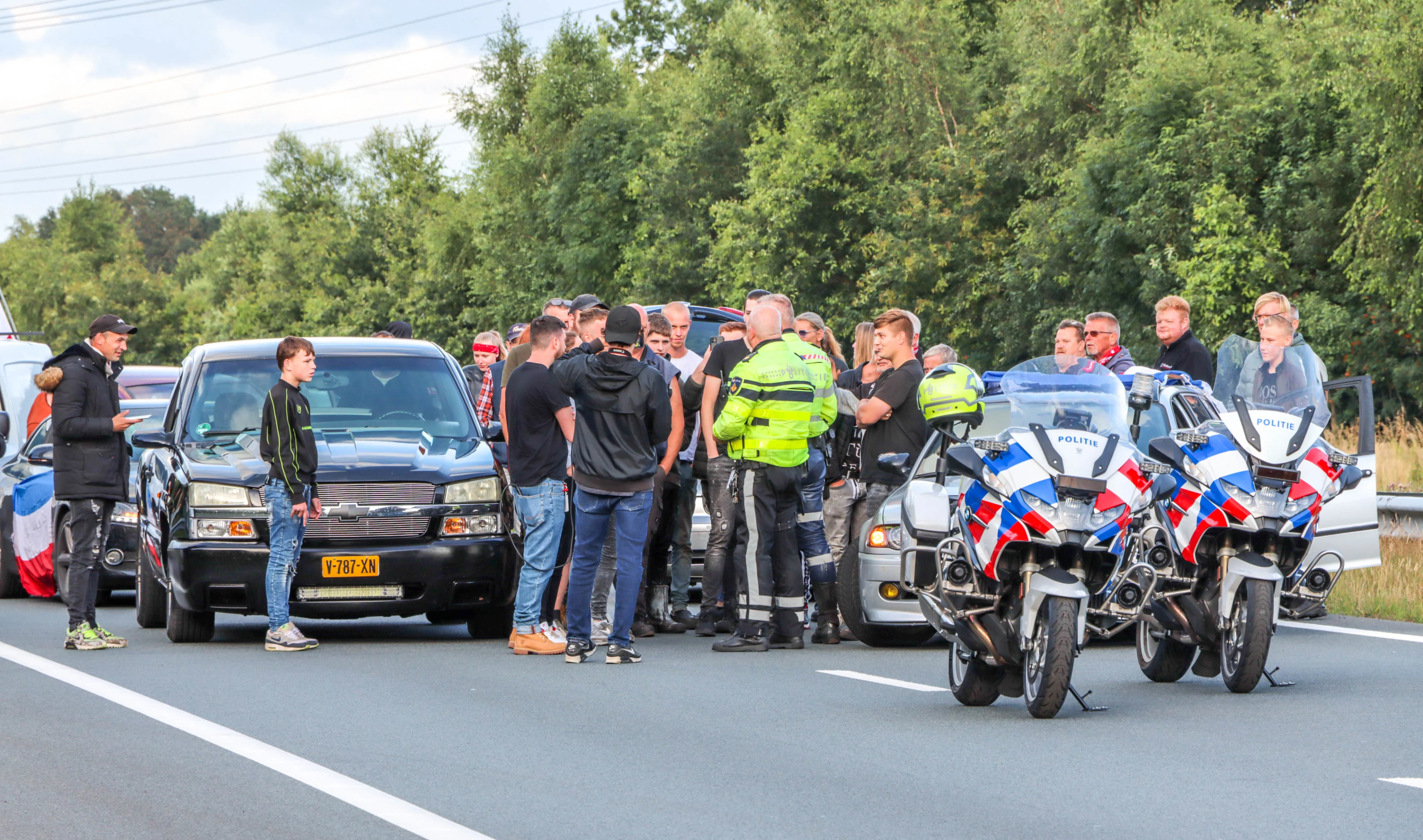Automobilisten parkeren auto op A37 in protest tegen overheid