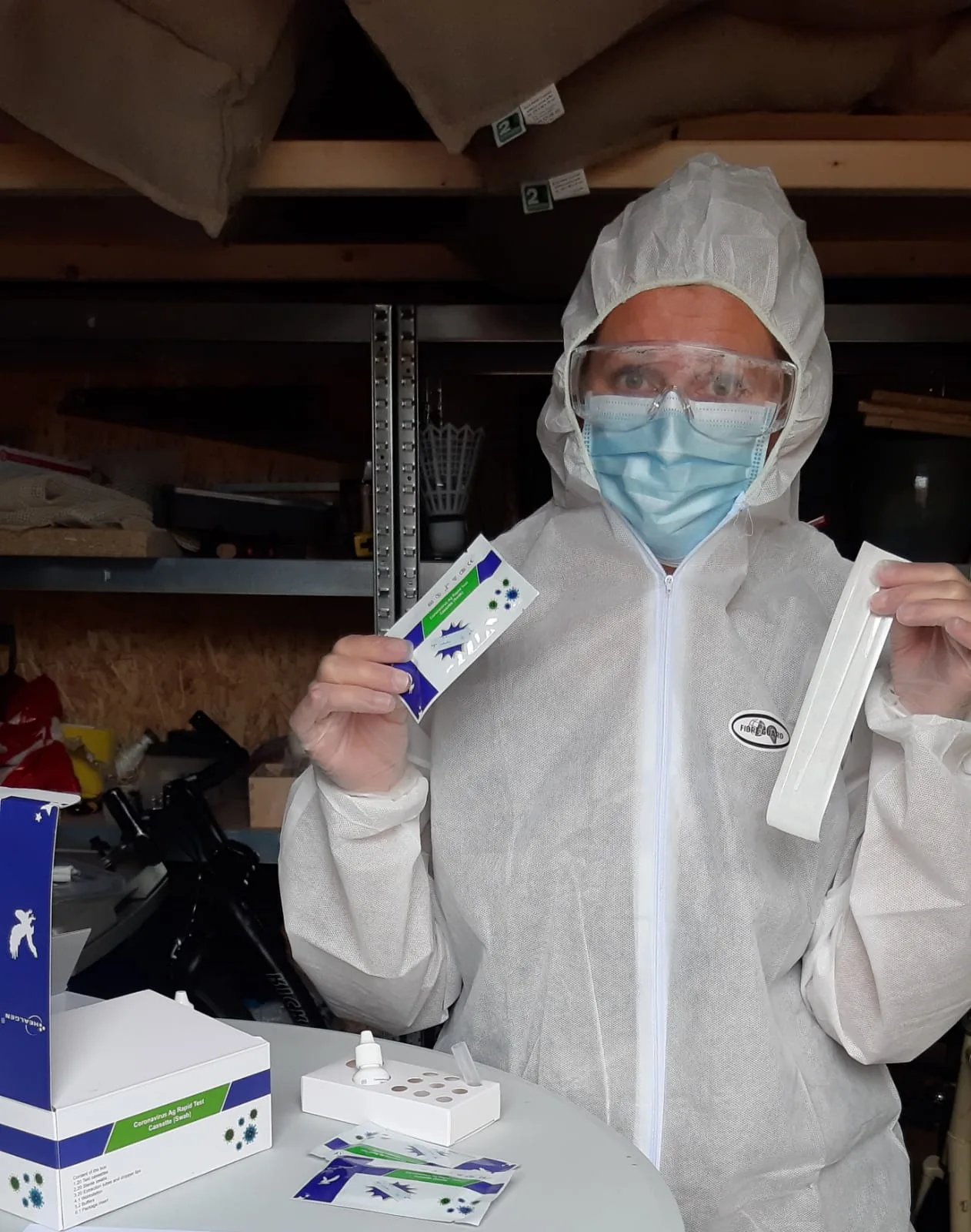 Coronatests afnemen is big business, maar gebeurt het wel veilig?