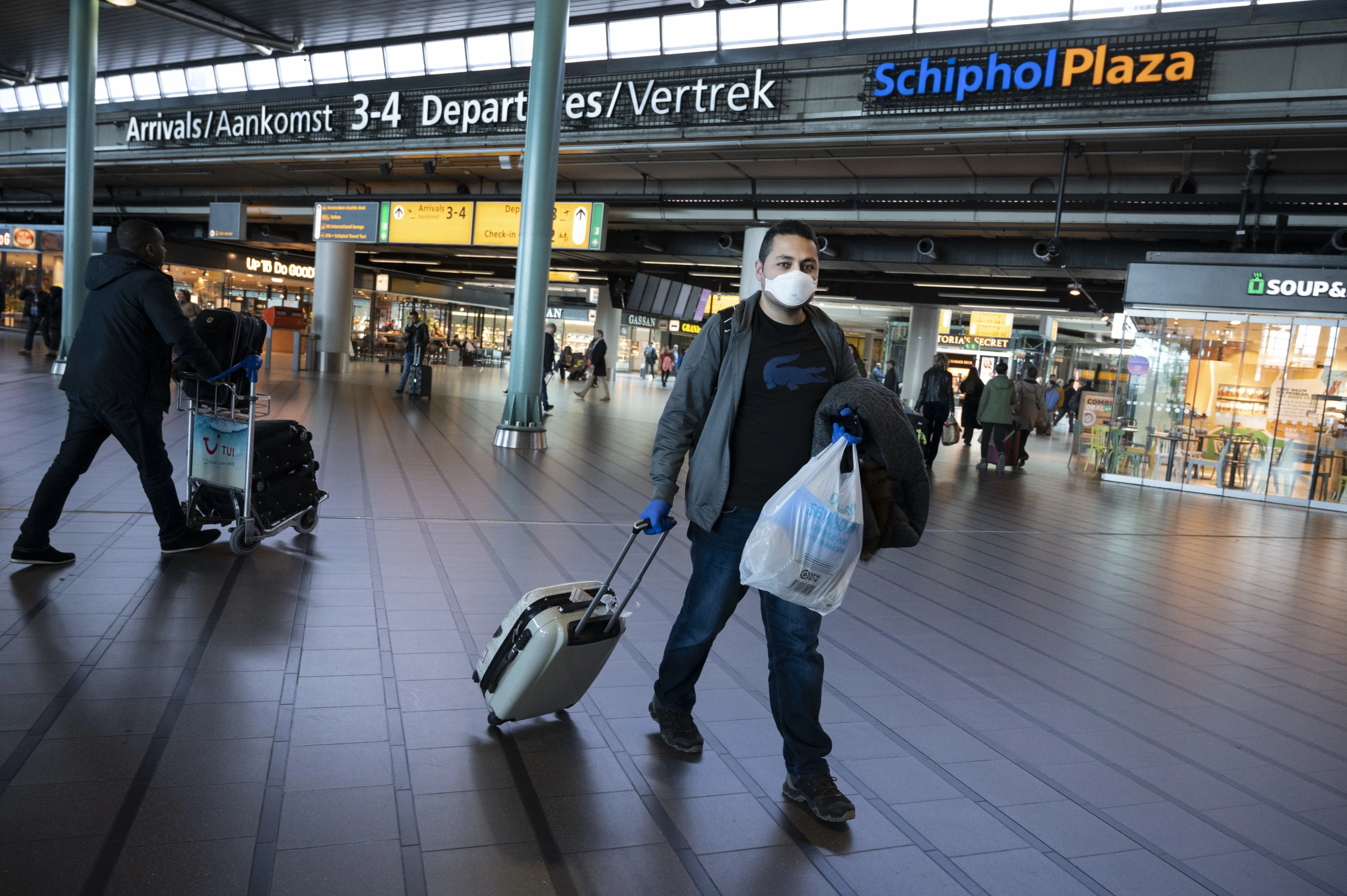 Lange rijen op Schiphol na schrappen vluchten naar Verenigde Staten