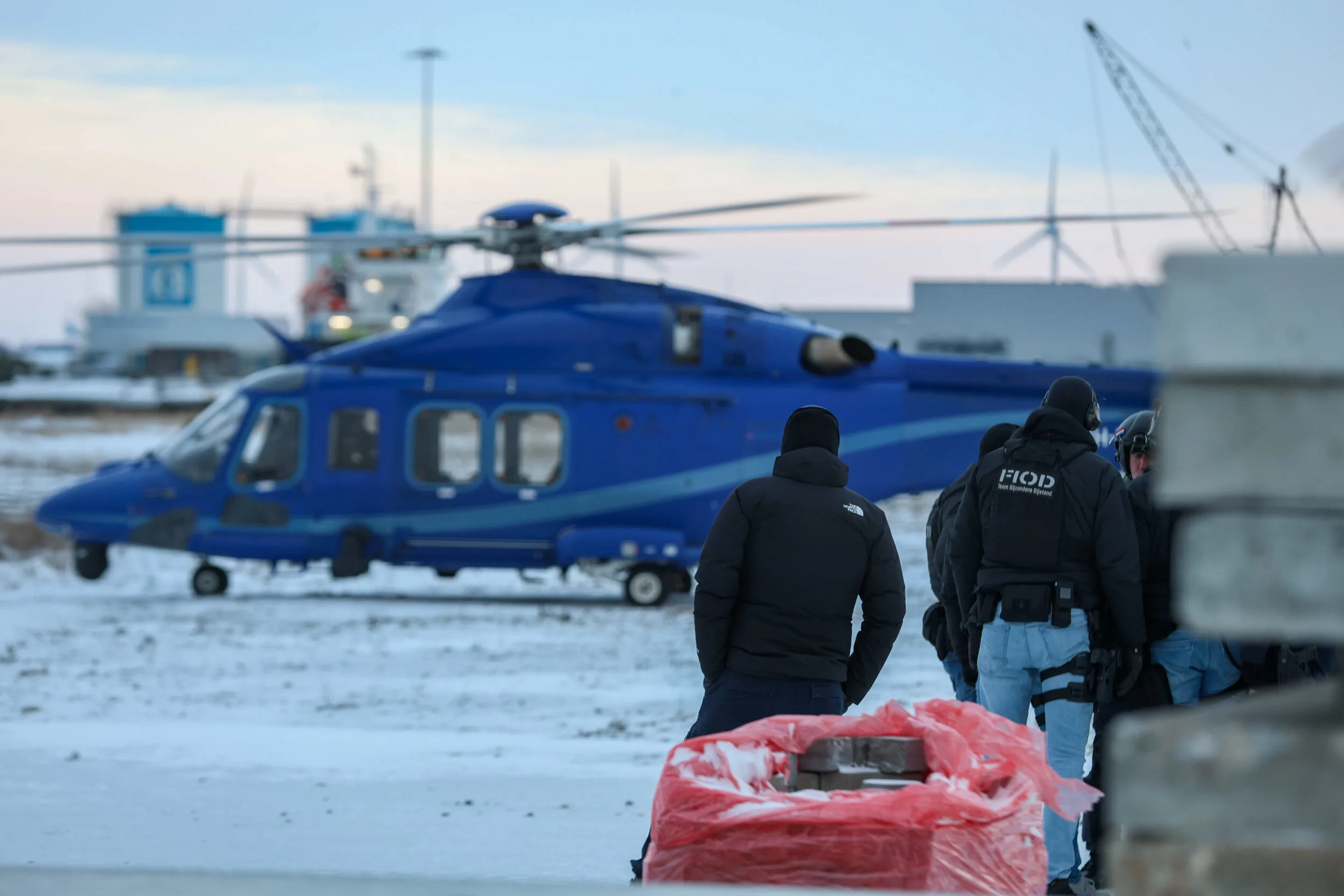 Politie onderzoekt mysterieuze aangespoelde pakketten op strand Terschelling
