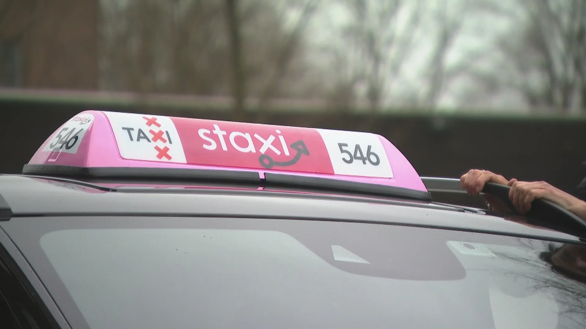 Roze taxi's rijden rond in Amsterdam: 'Er is vaak gedoe met mannelijke chauffeurs'