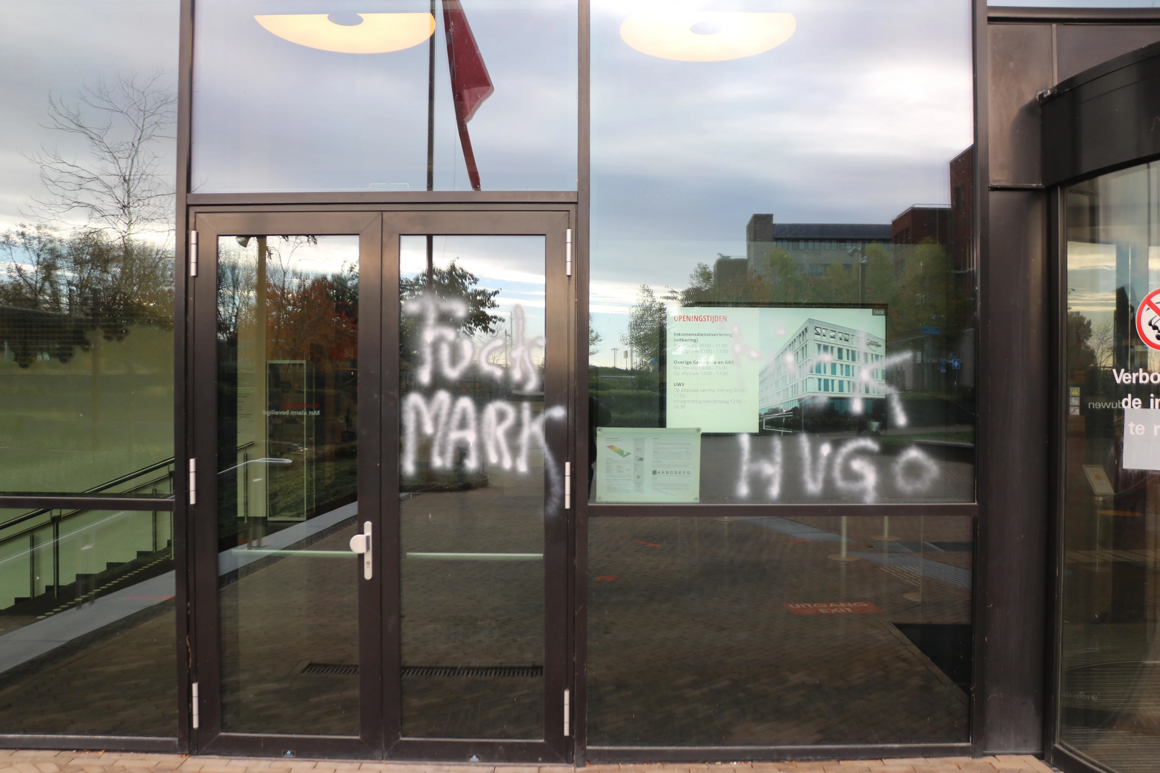 Gebouw gemeente Groningen beklad met anti-kabinetsleuzen: 'Fuck Mark'