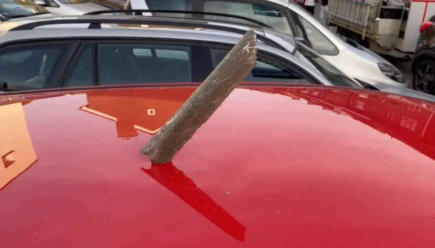 Vliegtuig verliest onderdelen boven Limburg na explosie in motor, één vrouw gewond aan hoofd