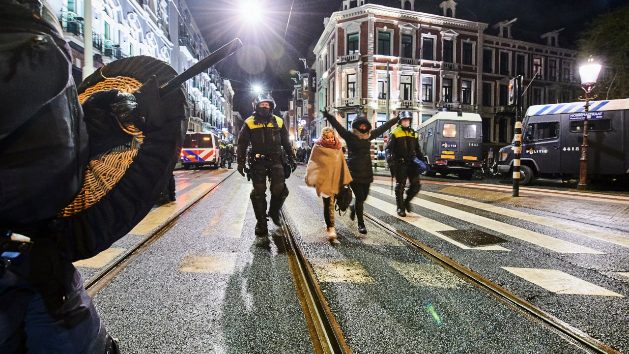 Vijftien van de 143 arrestanten nog vast na protest Museumplein