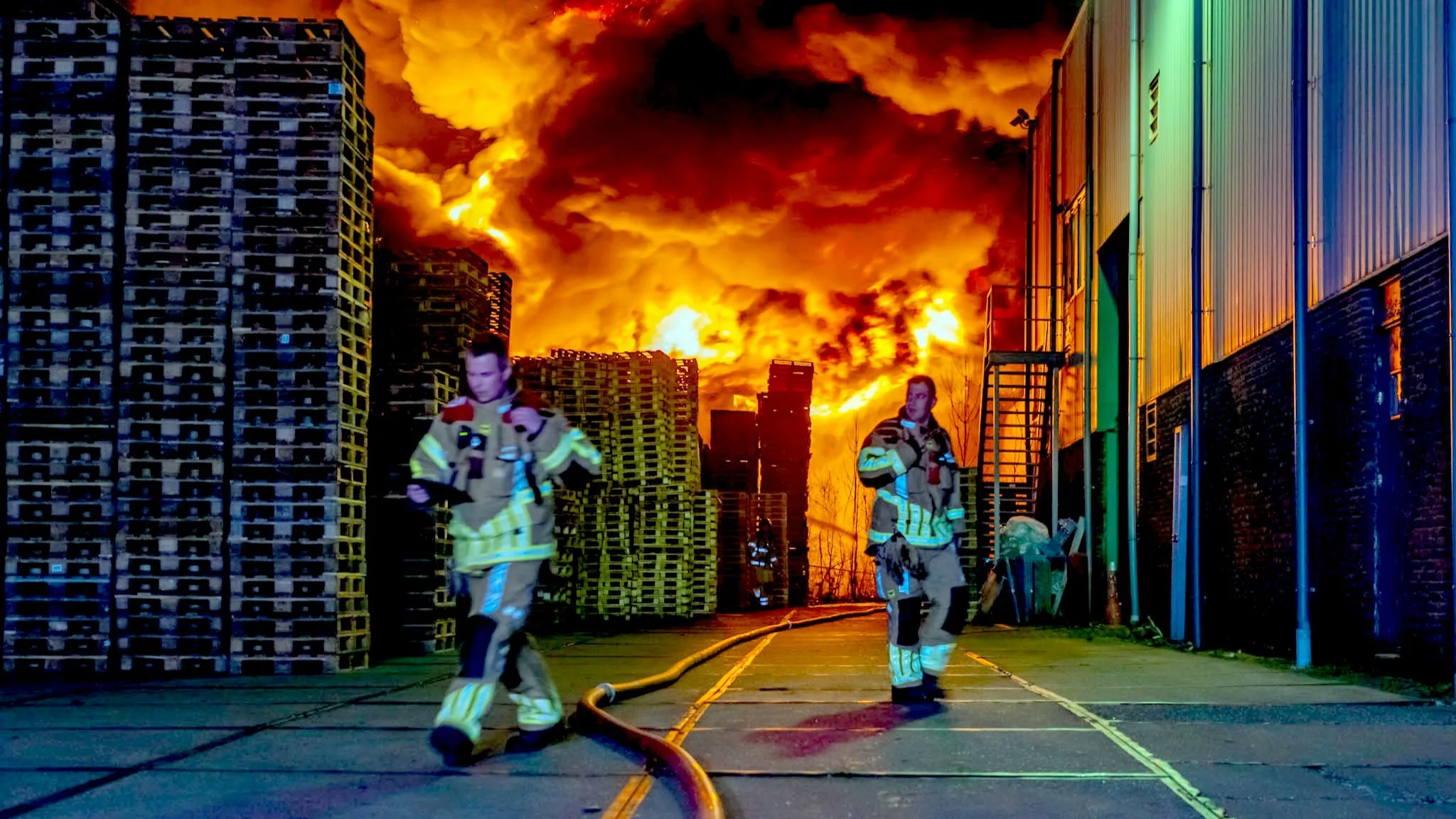 Metershoge vlammenzee bij grote brand op industrieterrein Almere