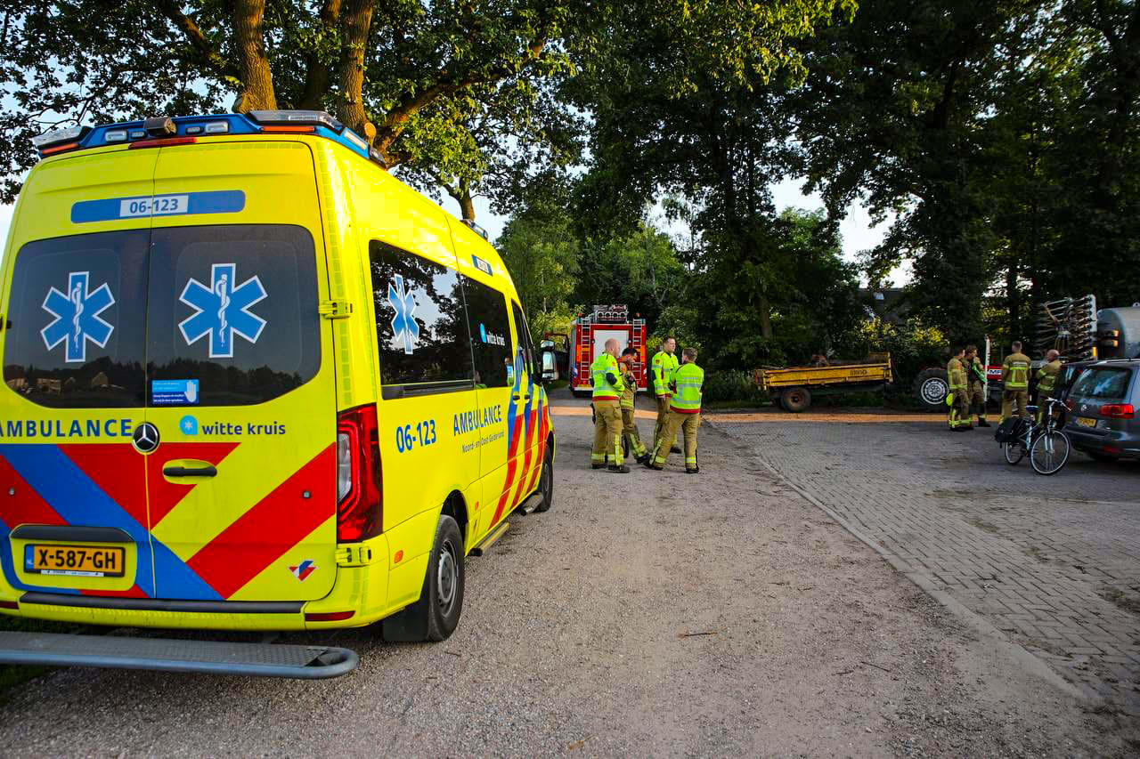 Loodzware koe valt op boer in Eerbeek en blijft liggen: brandweer redt man