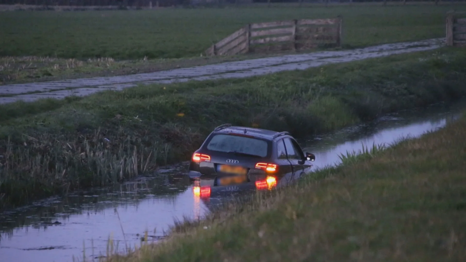 Snelheidsduivel onder invloed ramt auto in Mijdrecht en vlucht weg