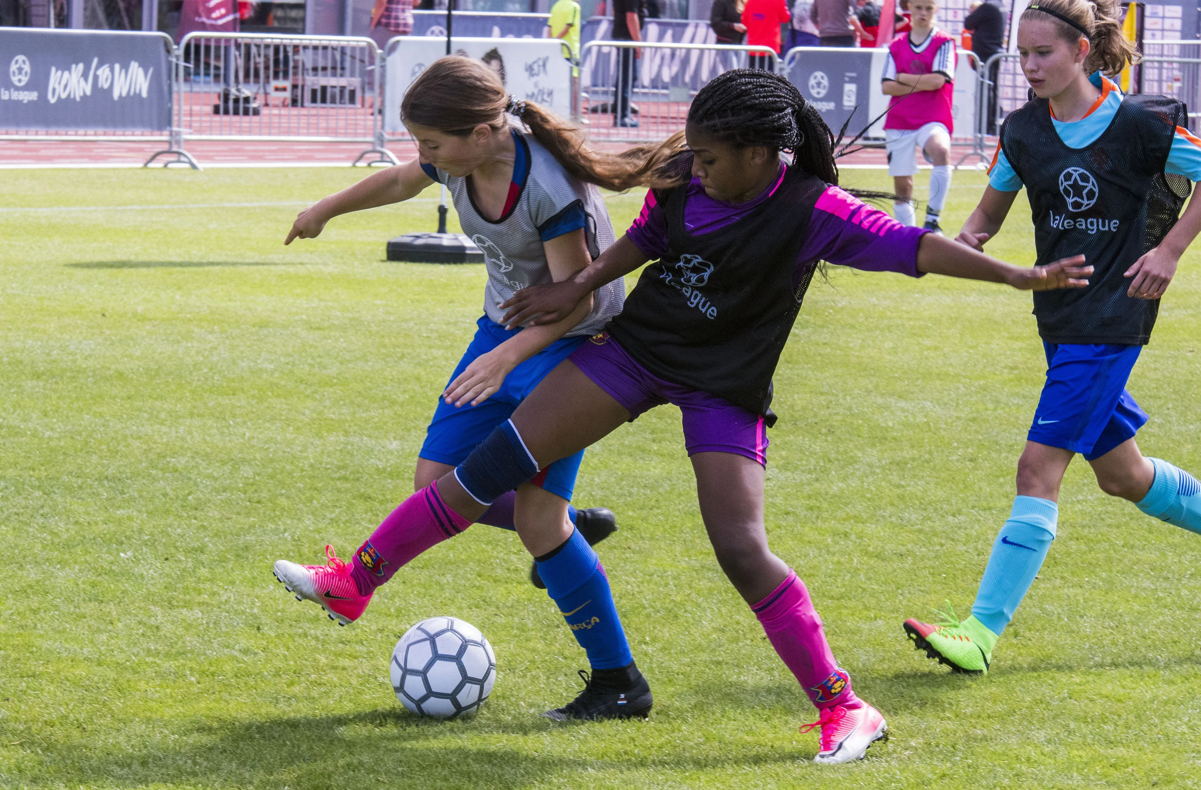 Amsterdam stopt 2,5 miljoen euro in meidenvoetbal: 'Net zo belangrijk als de jongens'